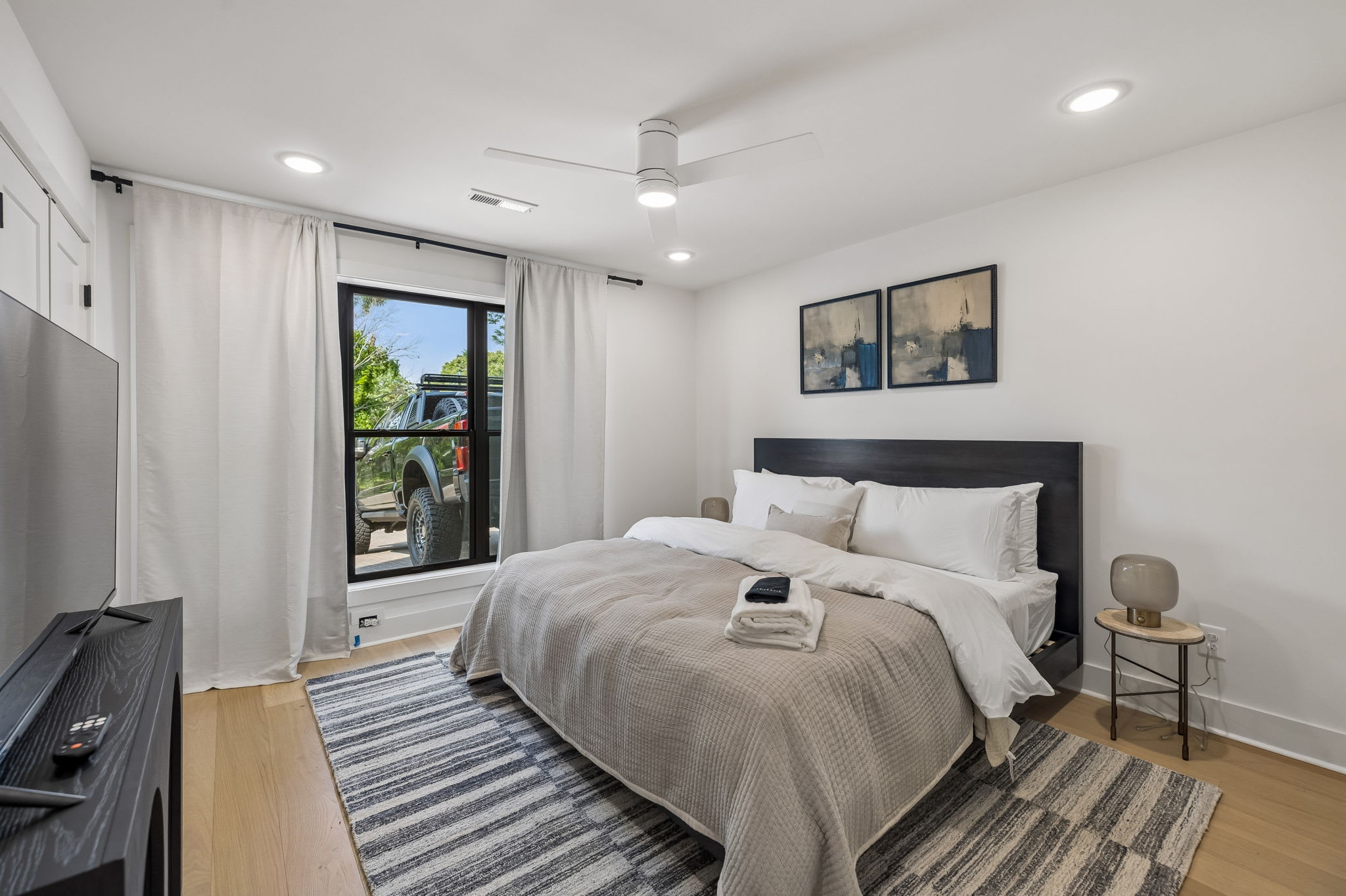Exclusive townhome ft. rooftop lounge with views! - Foto 29