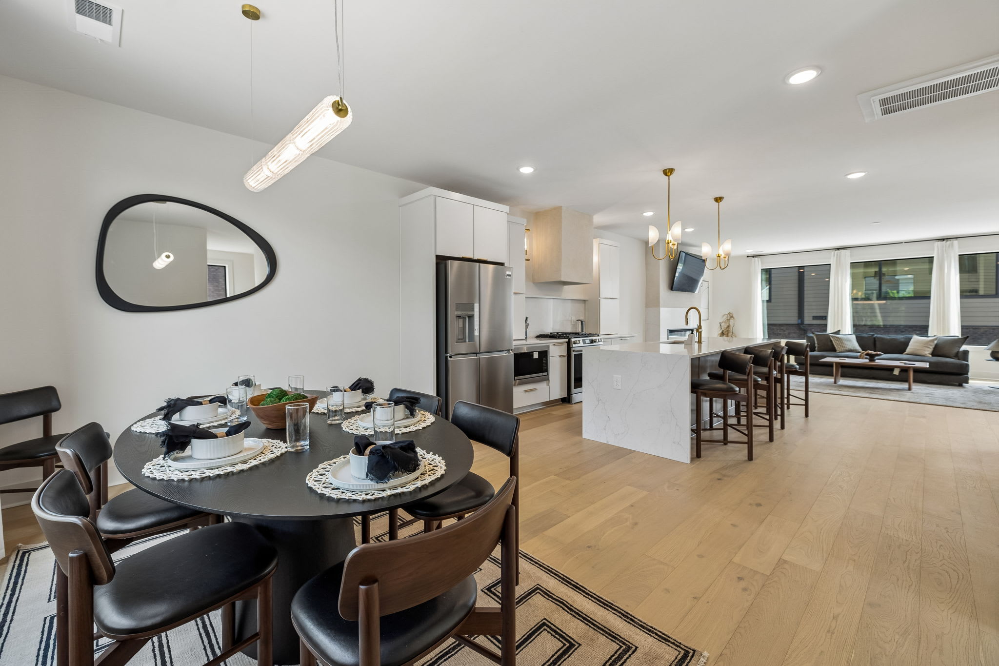 Exclusive townhome ft. rooftop lounge with views! - Foto 24