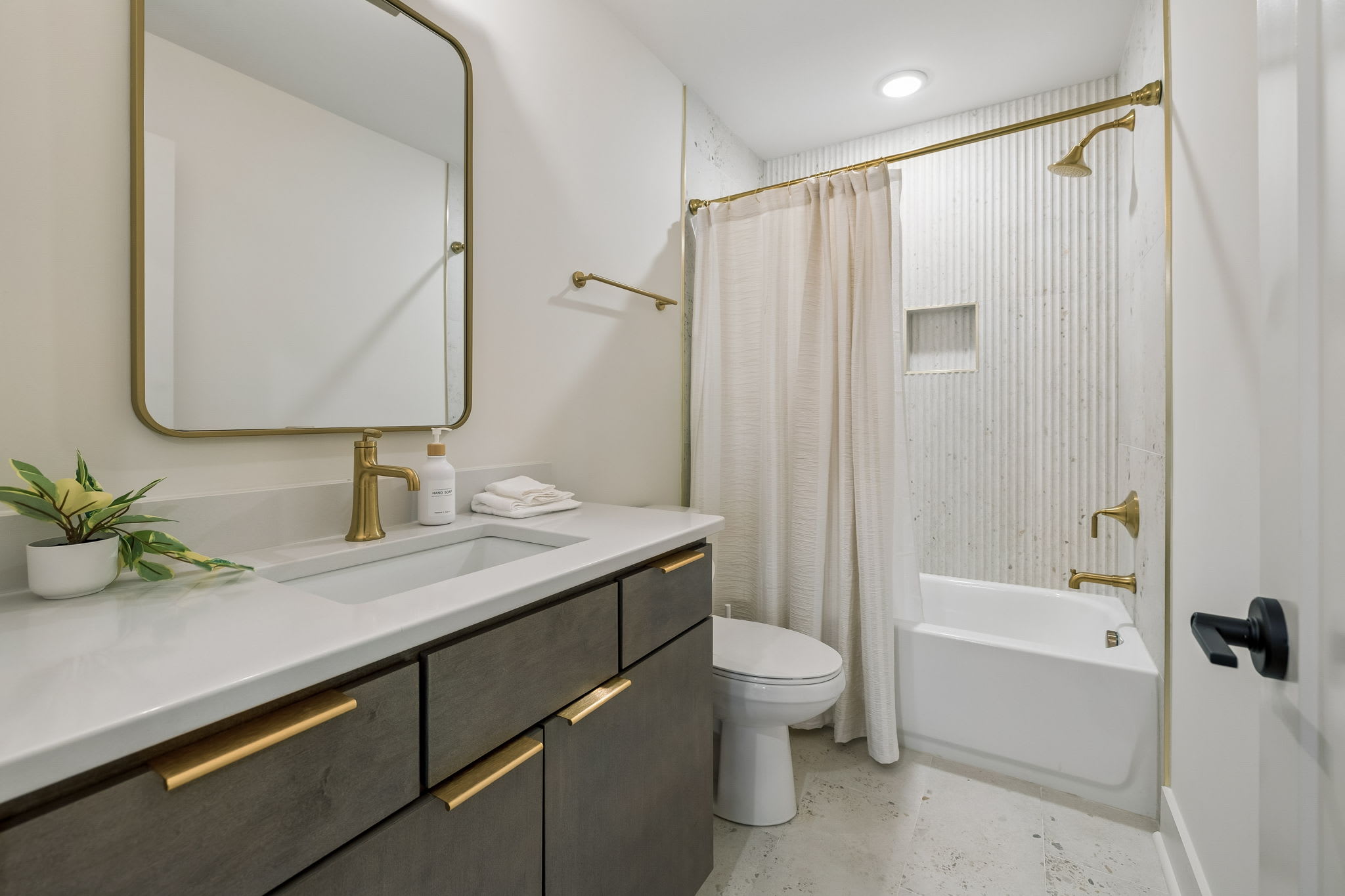 Exclusive townhome ft. rooftop lounge with views! - Foto 40