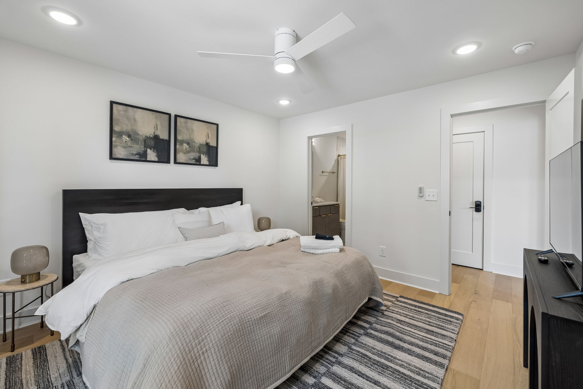 Exclusive townhome ft. rooftop lounge with views! - Foto 32