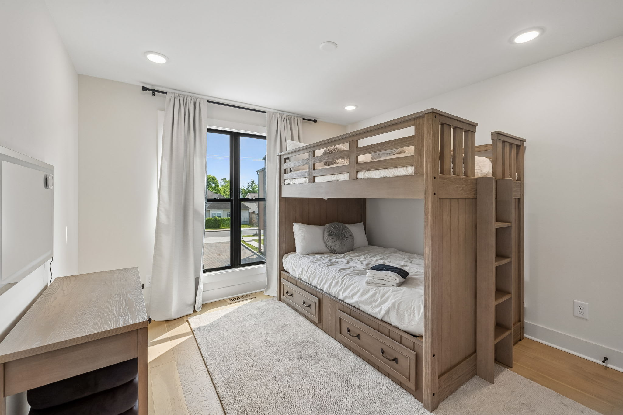 Exclusive townhome ft. rooftop lounge with views! - Foto 35