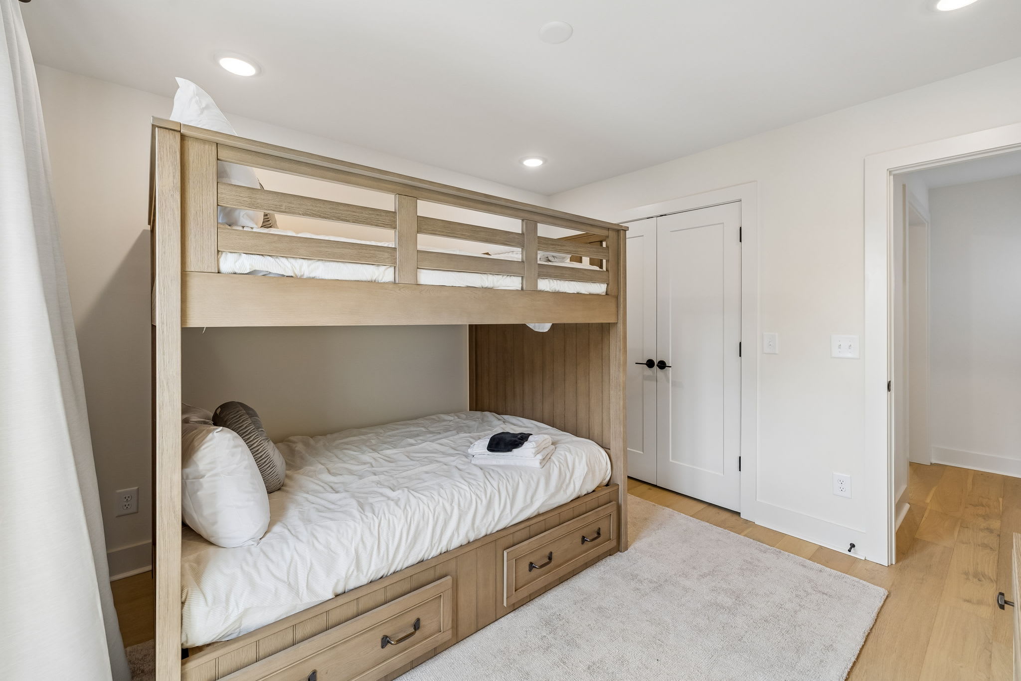 Exclusive townhome ft. rooftop lounge with views! - Foto 36