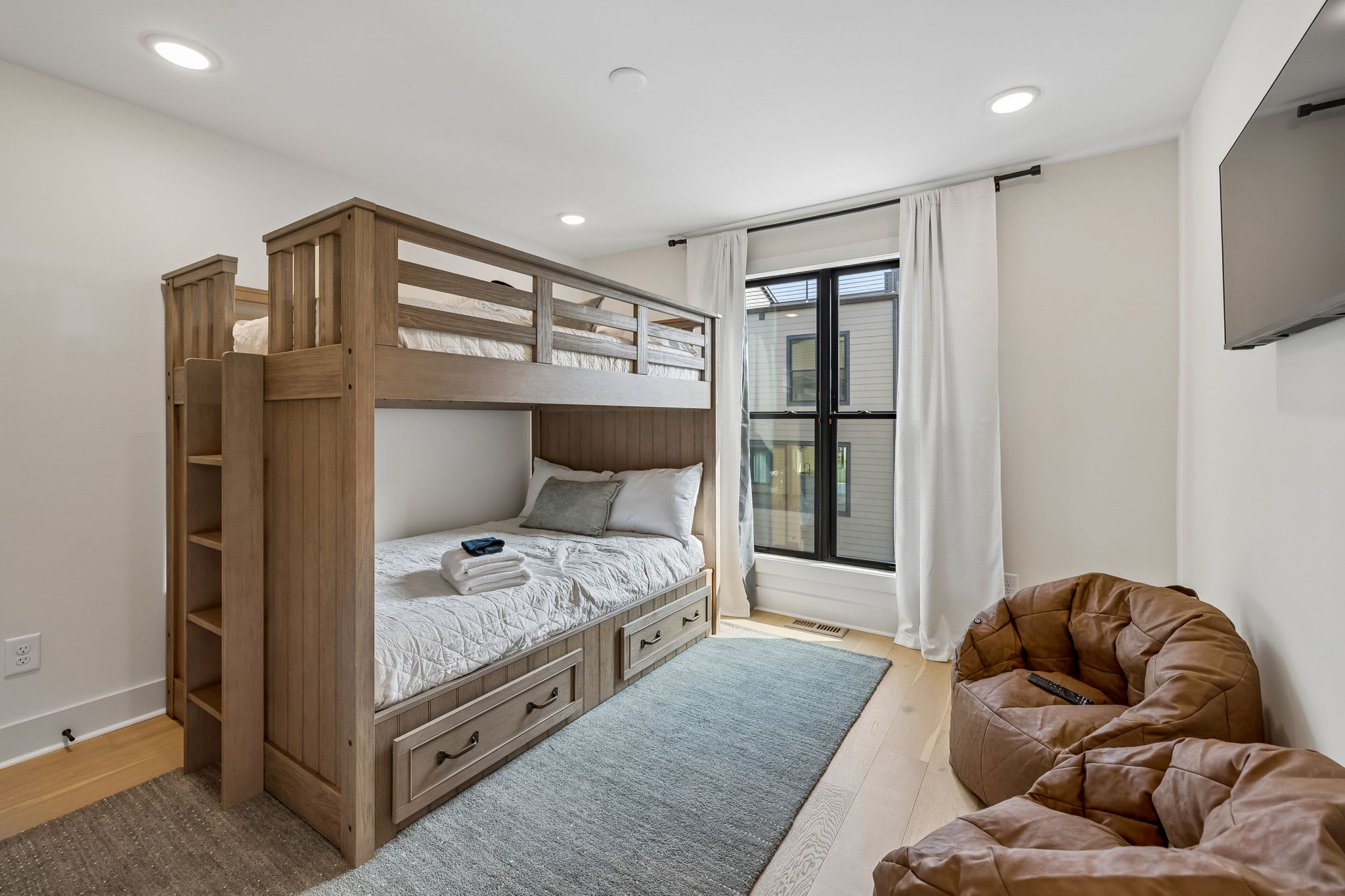 Exclusive townhome ft. rooftop lounge with views! - Foto 38
