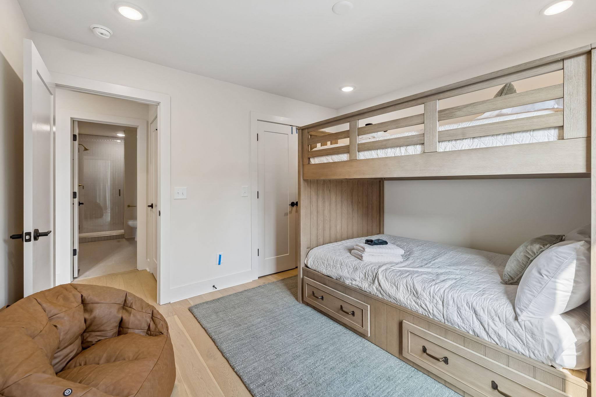 Exclusive townhome ft. rooftop lounge with views! - Foto 37