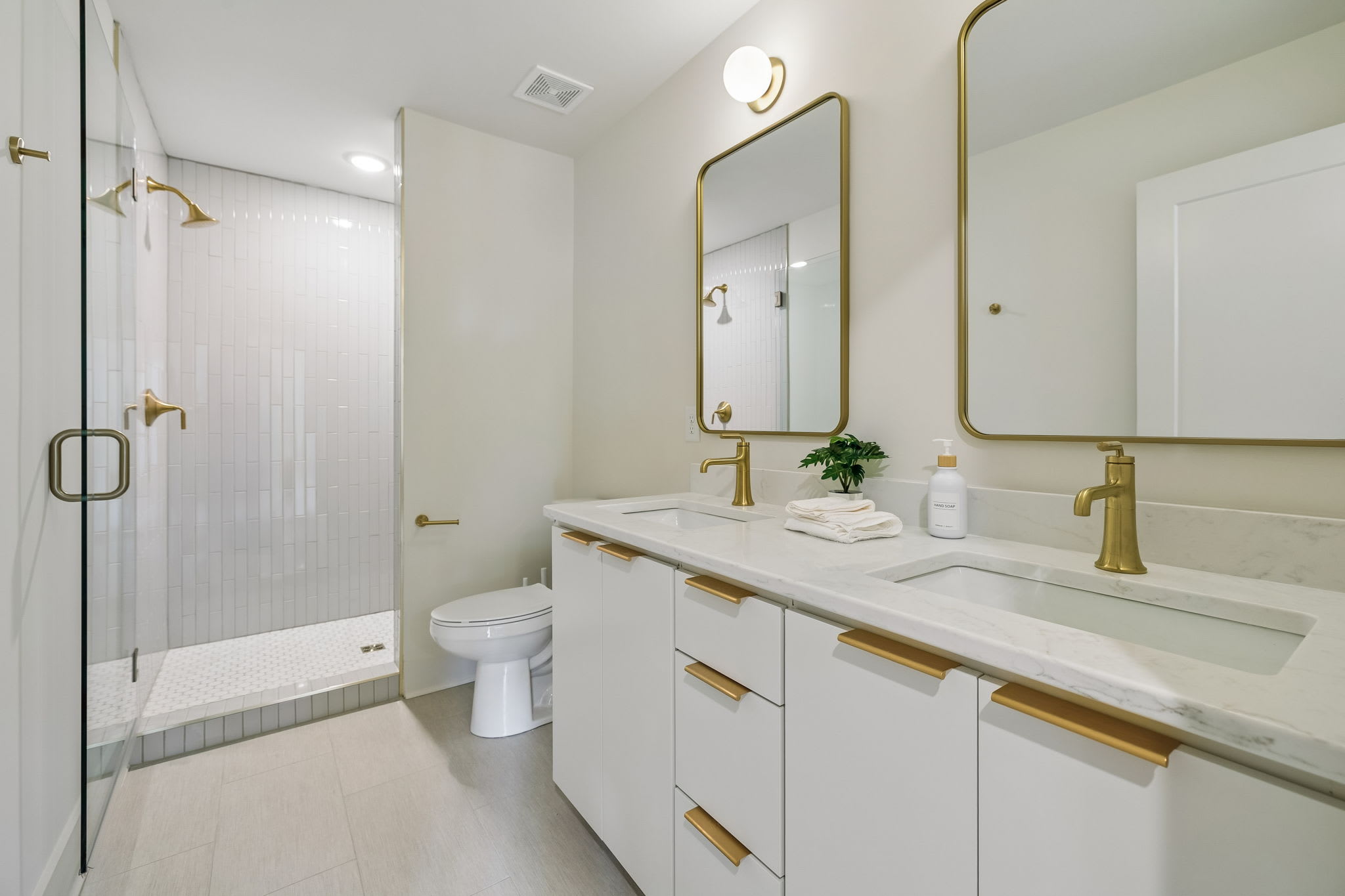 Exclusive townhome ft. rooftop lounge with views! - Foto 43