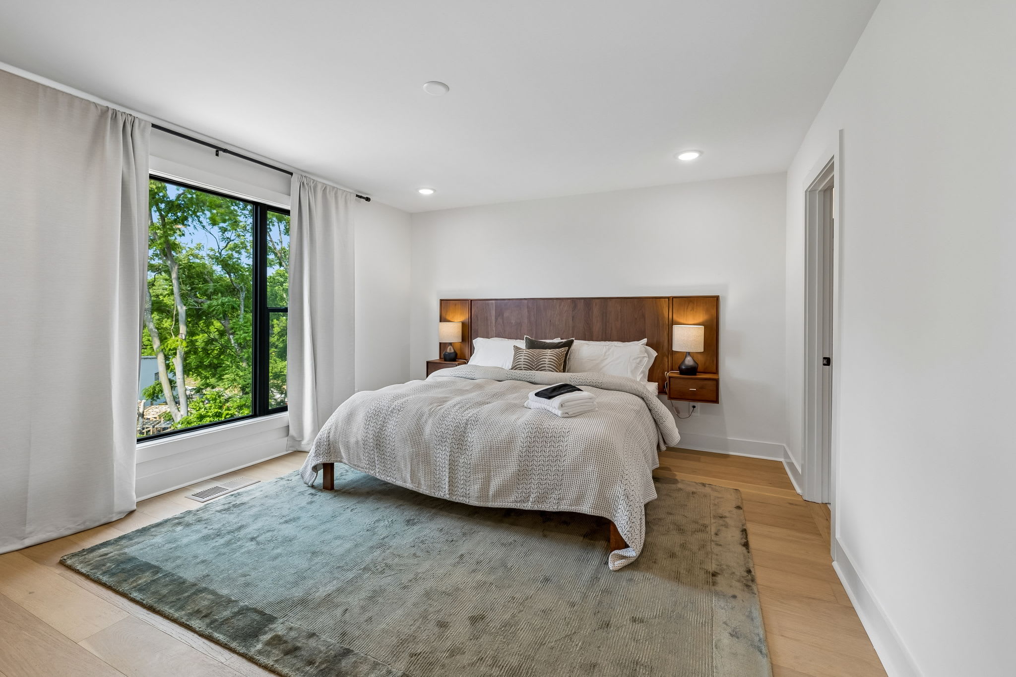 Exclusive townhome ft. rooftop lounge with views! - Foto 34