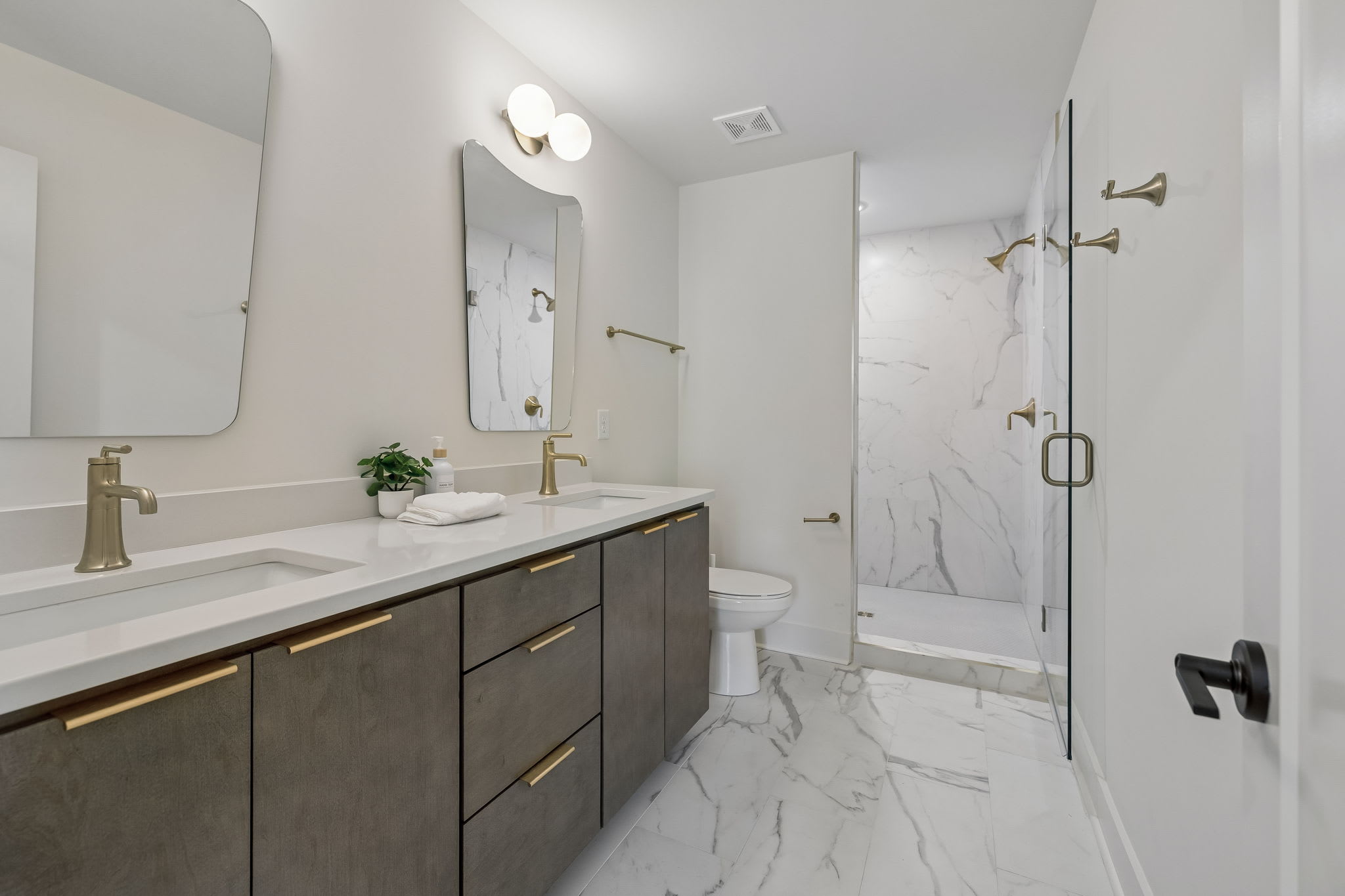 Exclusive townhome ft. rooftop lounge with views! - Foto 46