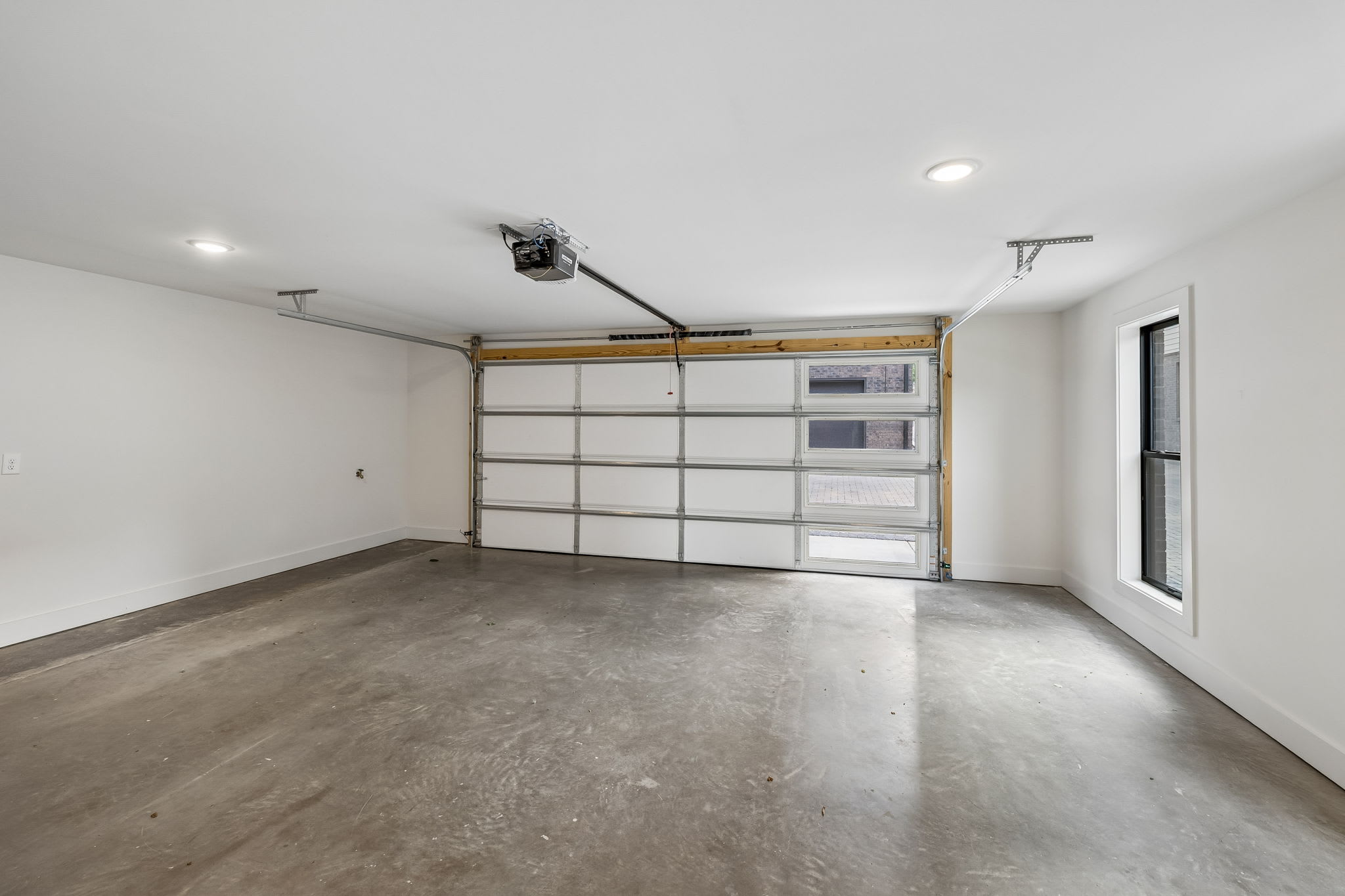 Exclusive townhome ft. rooftop lounge with views! - Picture 45