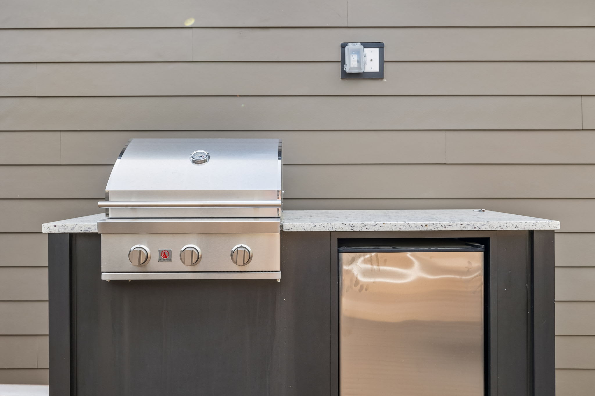 Exclusive townhome ft. rooftop lounge with views! - Picture 46
