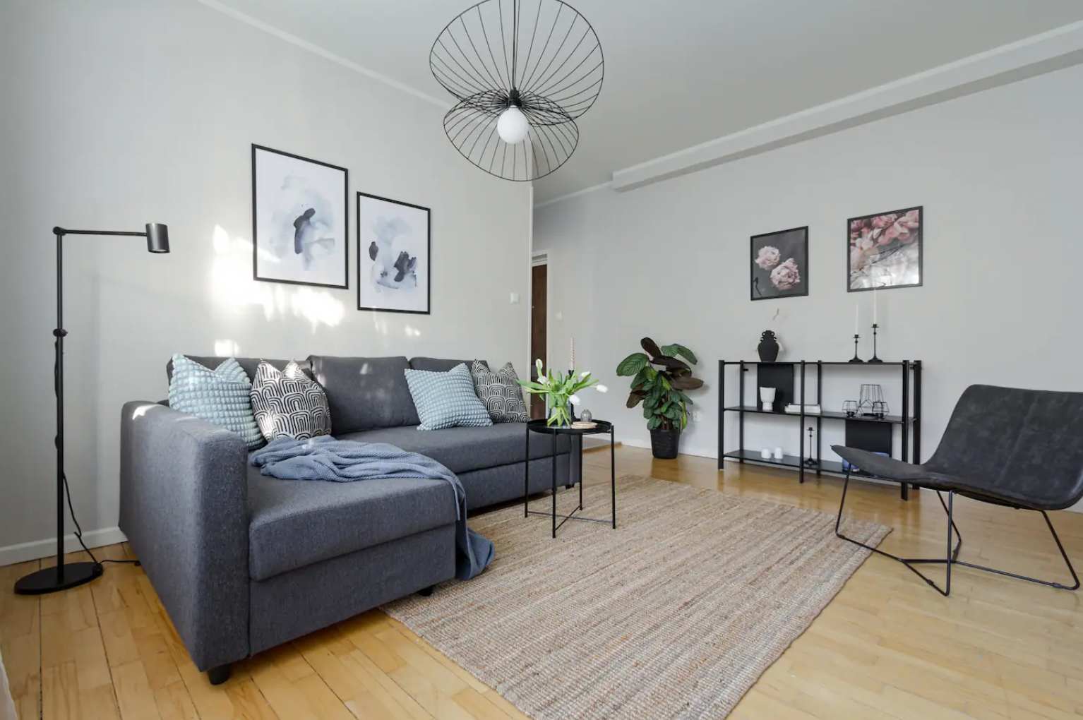 Modern 1BR Apartment with Balcony, 20min to City