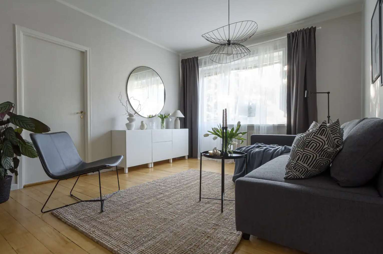 Modern 1BR Apartment with Balcony, 20min to City