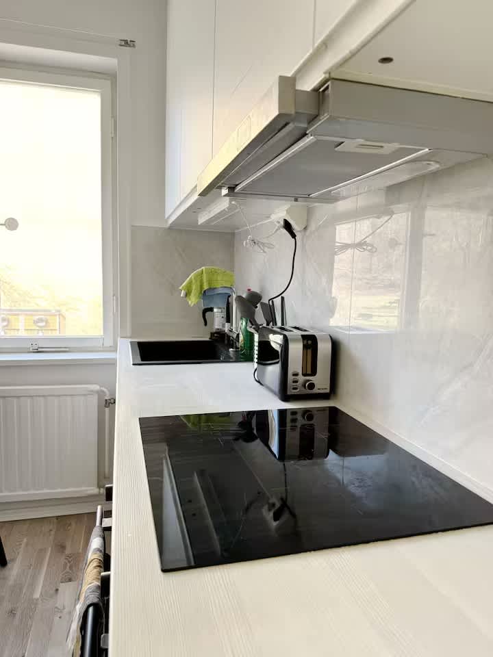 Quiet 1BR Apartment with Balcony, 20min to City