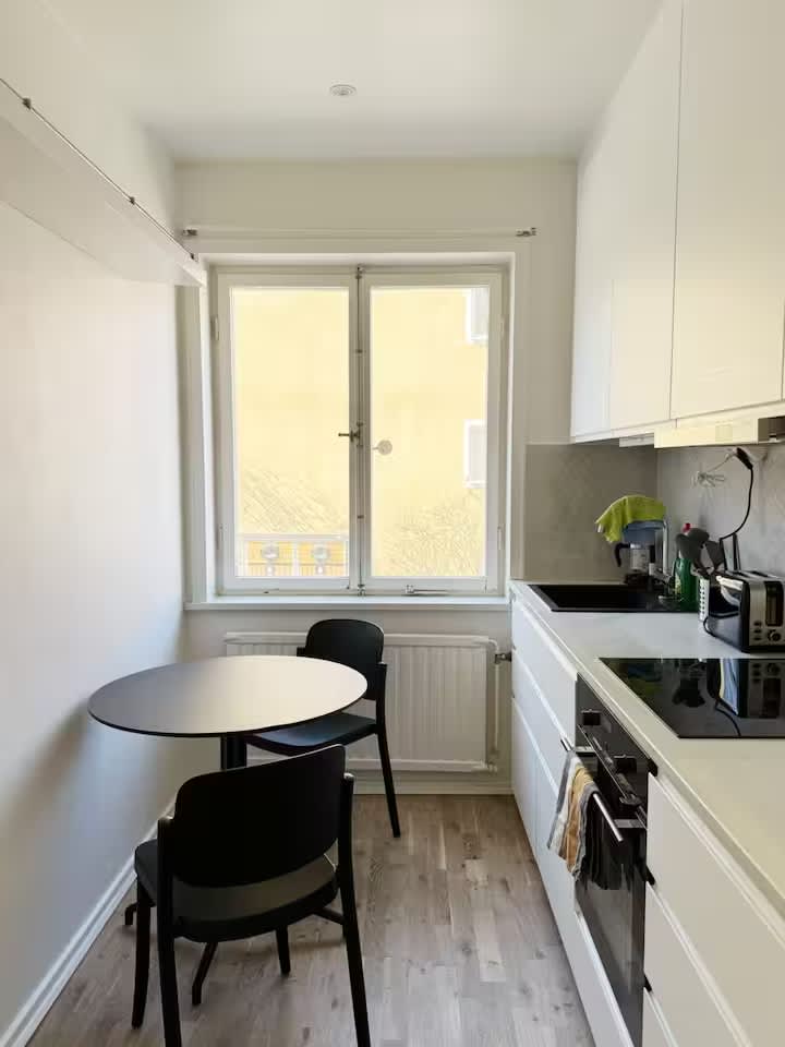 Quiet 1BR Apartment with Balcony, 20min to City