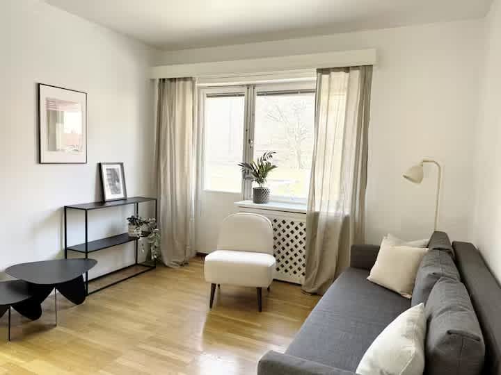 Quiet 1BR Apartment with Balcony, 20min to City