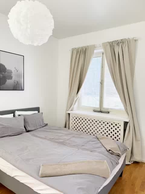 Quiet 1BR Apartment with Balcony, 20min to City