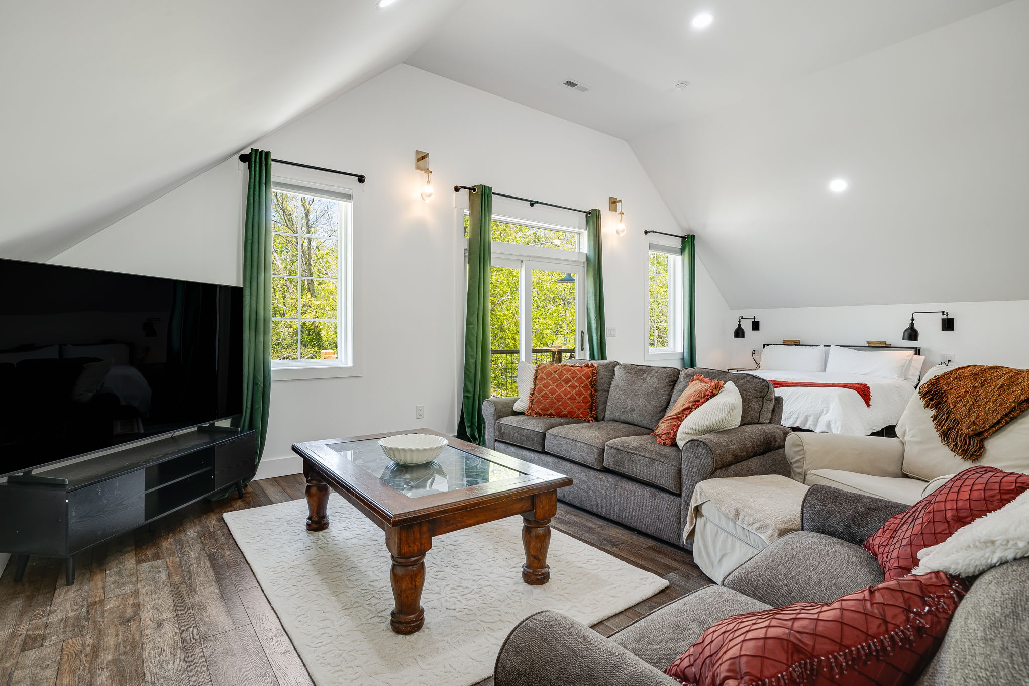 Private Loft w Fire Pit Balcony Free Tix
