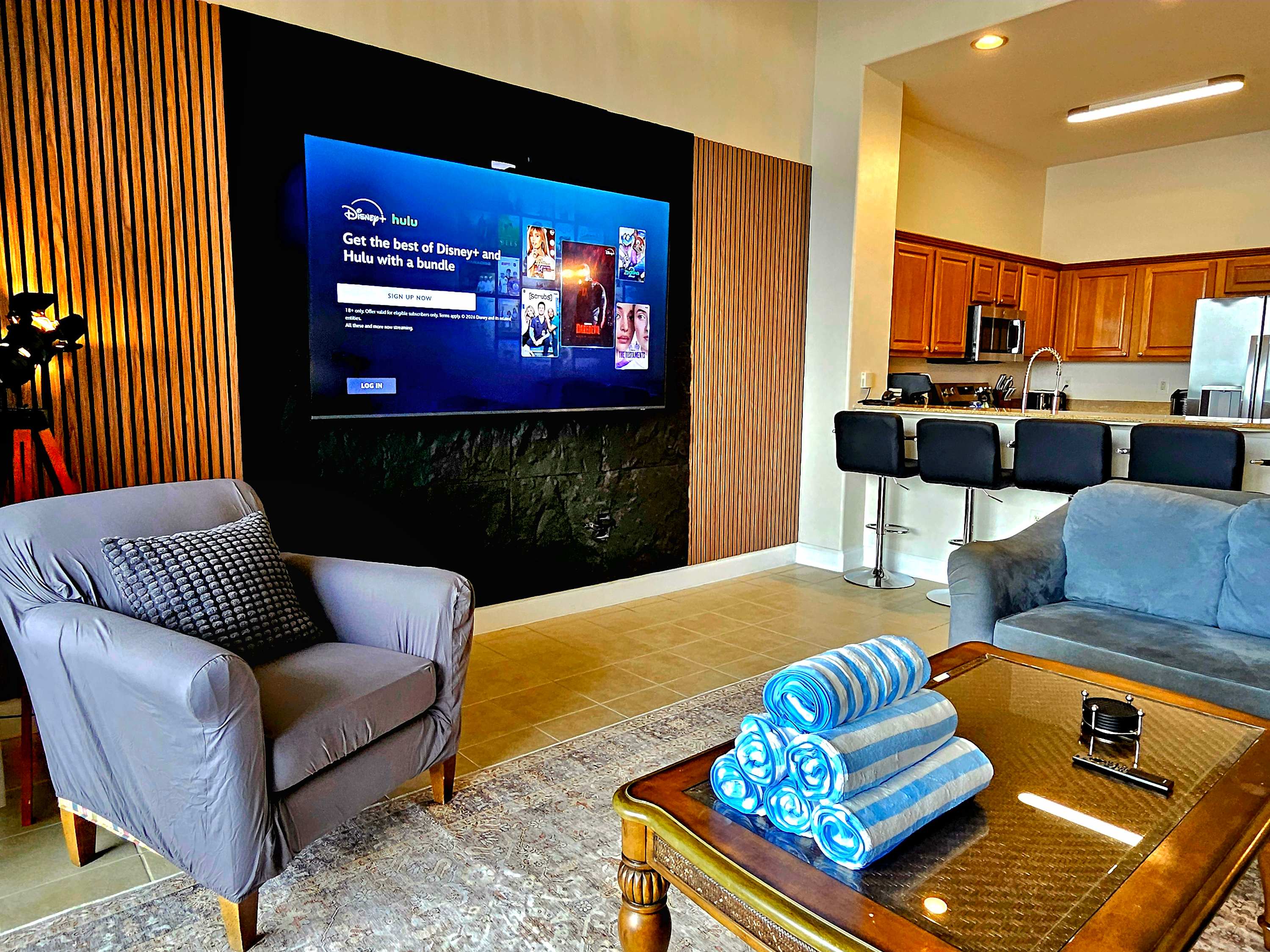 Waterfront Views 1 mile to Disney w/pool & Hot Tub