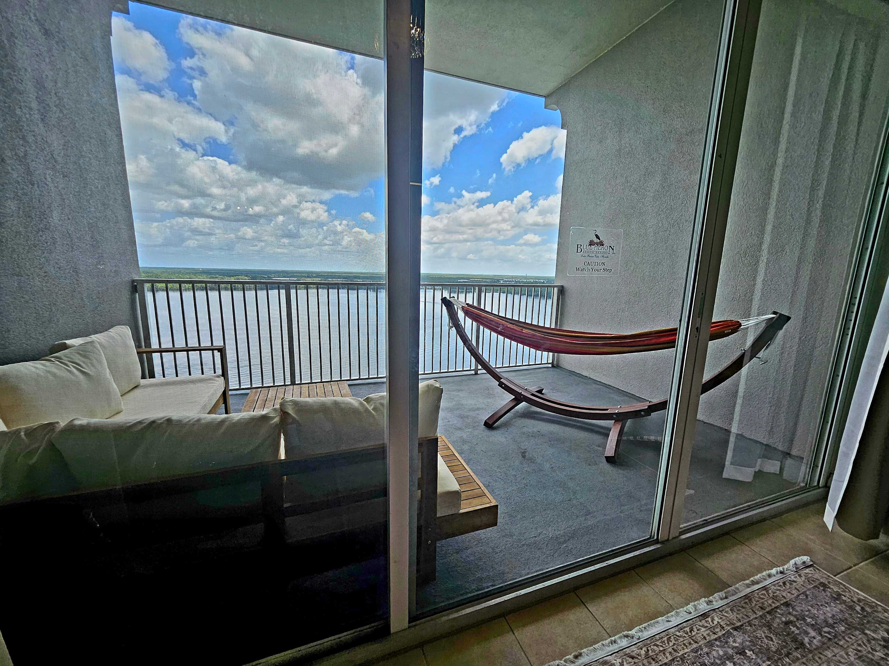 Waterfront Views 1 mile to Disney w/pool & Hot Tub