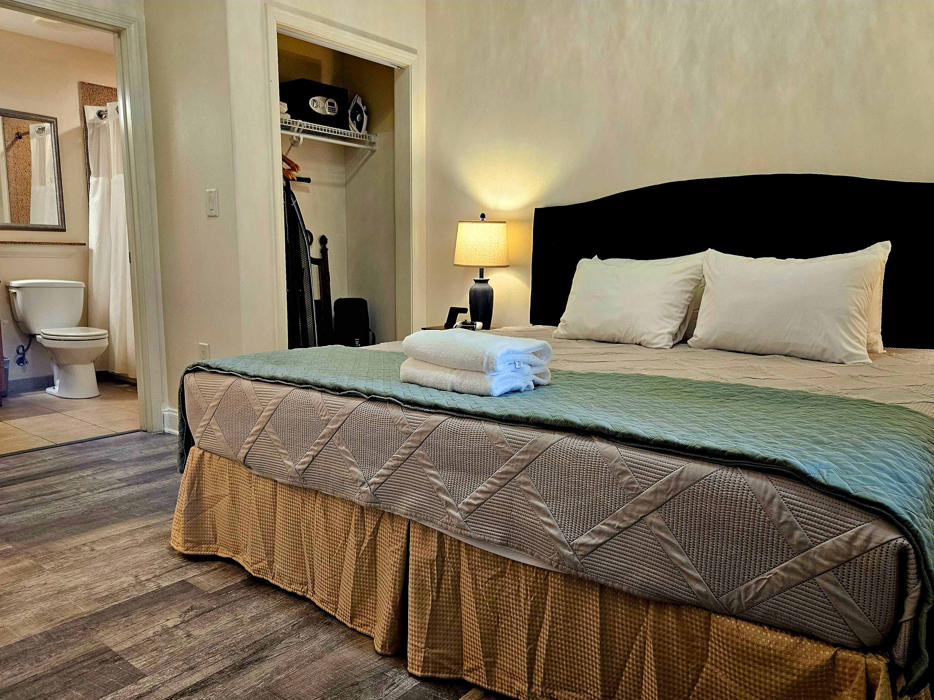 Waterfront Views 1 mile to Disney w/pool & Hot Tub
