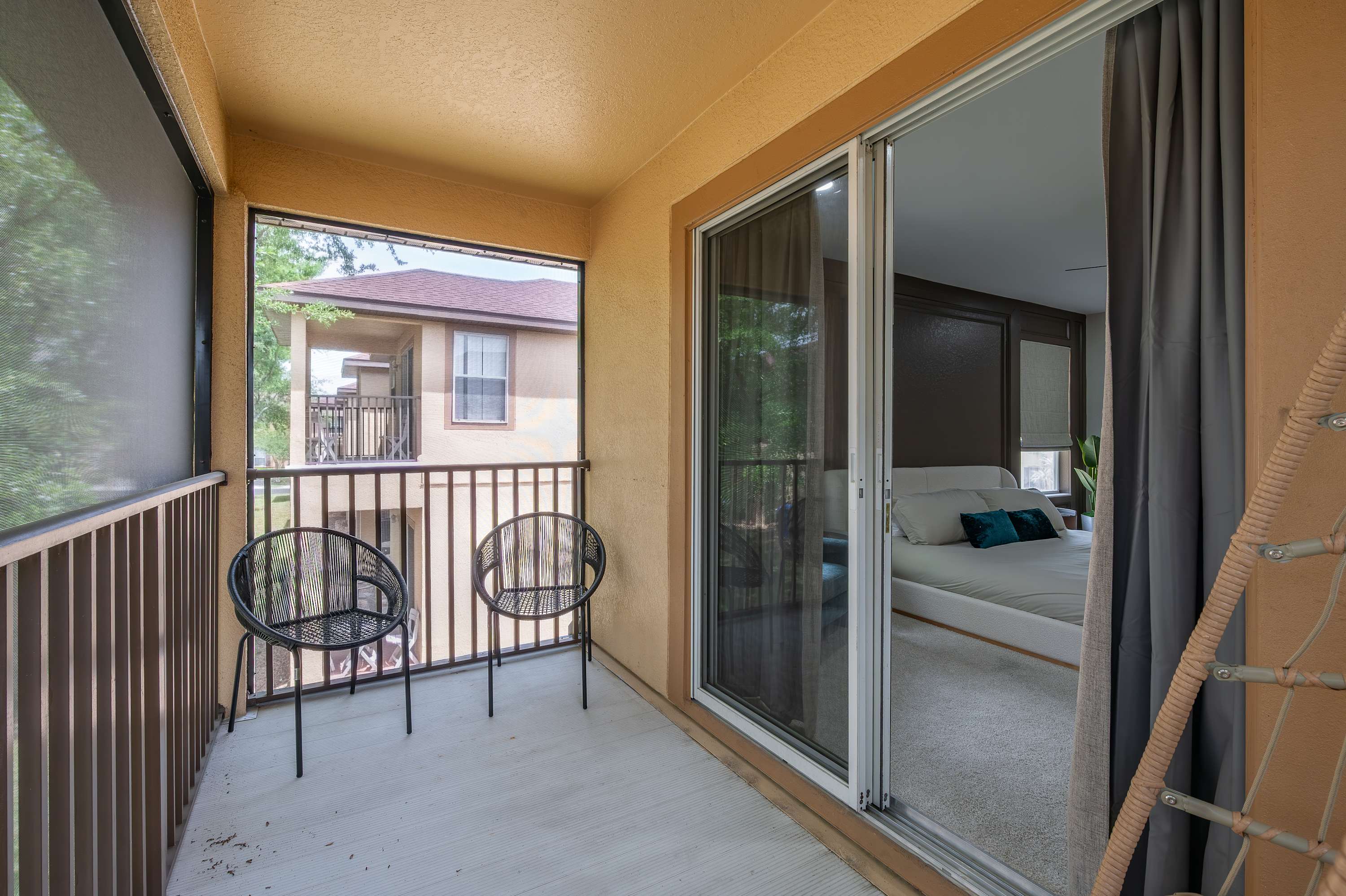 Screened balcony w/ seating, perfect for enjoying fresh air