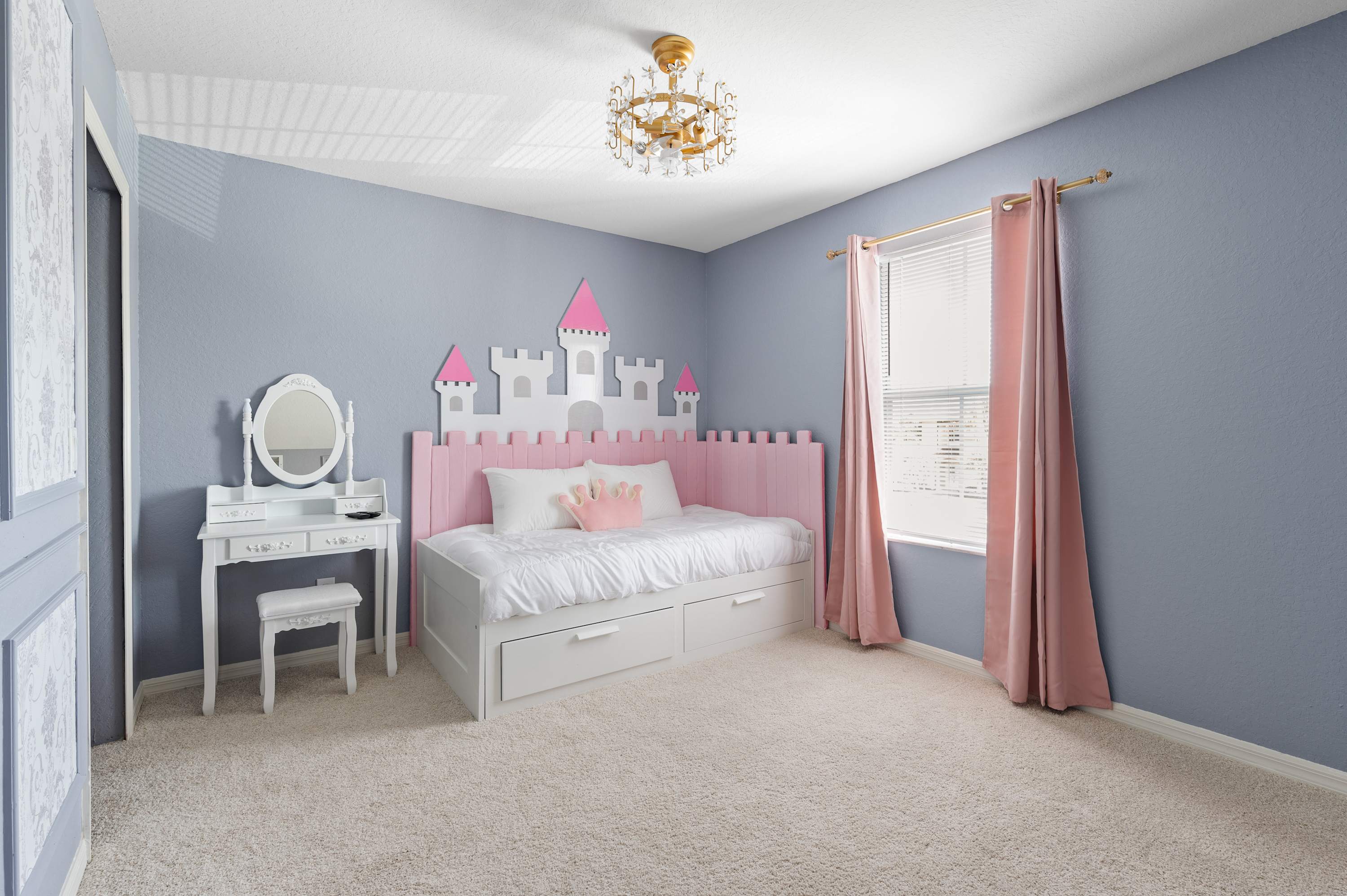 Spacious kids room w/ princess theme & room to play & relax