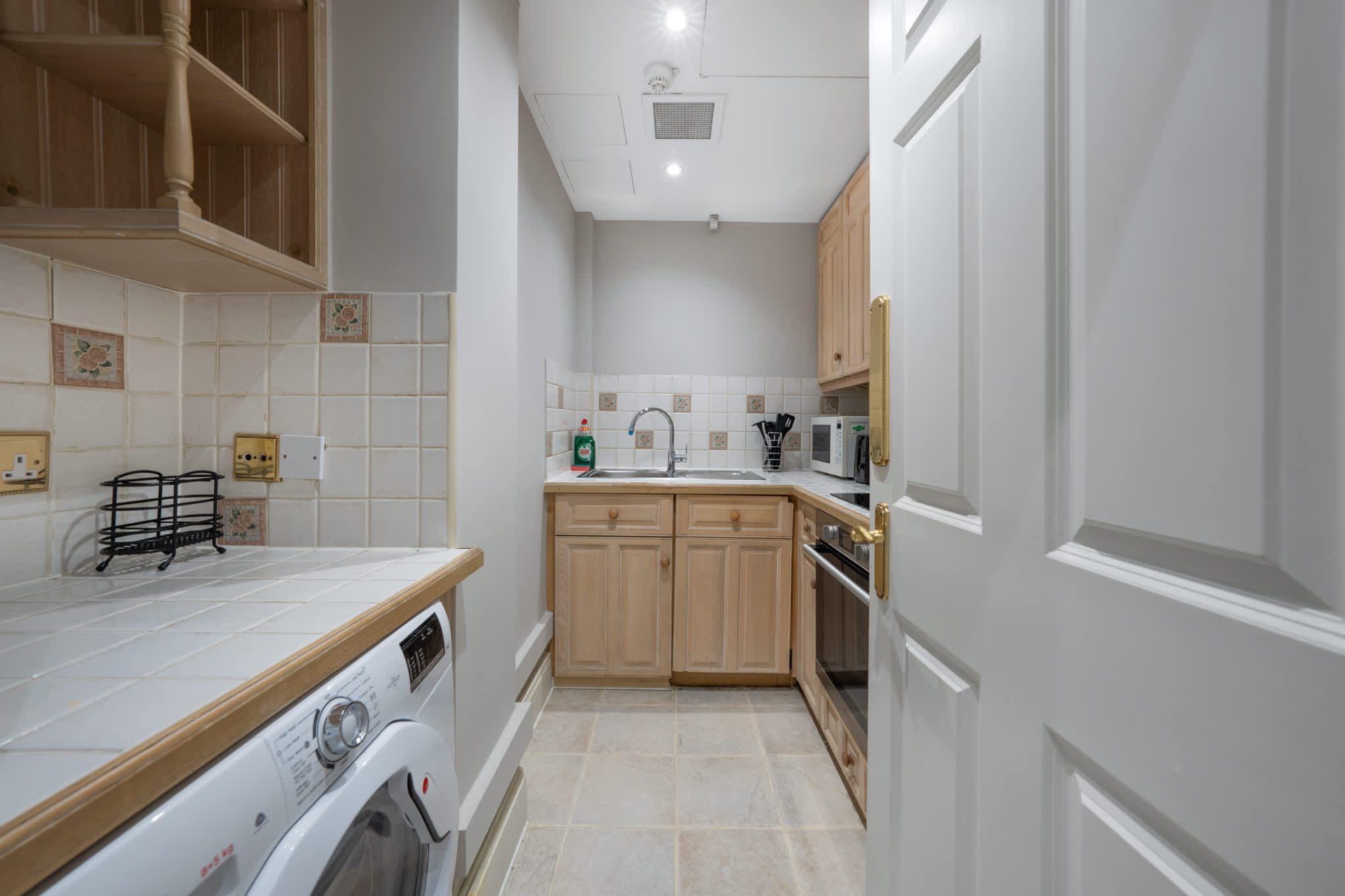 Cosy & Bright Studio in Knightsbridge in Beaufort Gardens SW3 1QQ - Property image 3 - VivreStays
