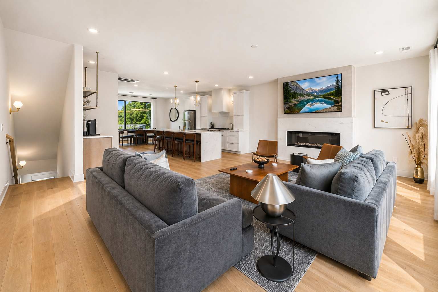 Exclusive townhome ft. rooftop lounge with hot tub