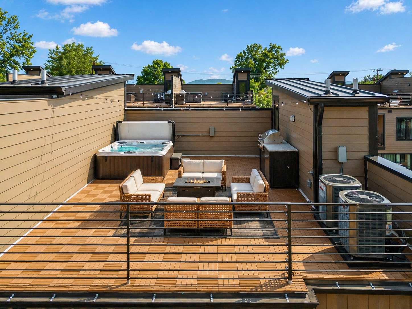 Exclusive townhome ft. rooftop lounge with views! - Picture 47
