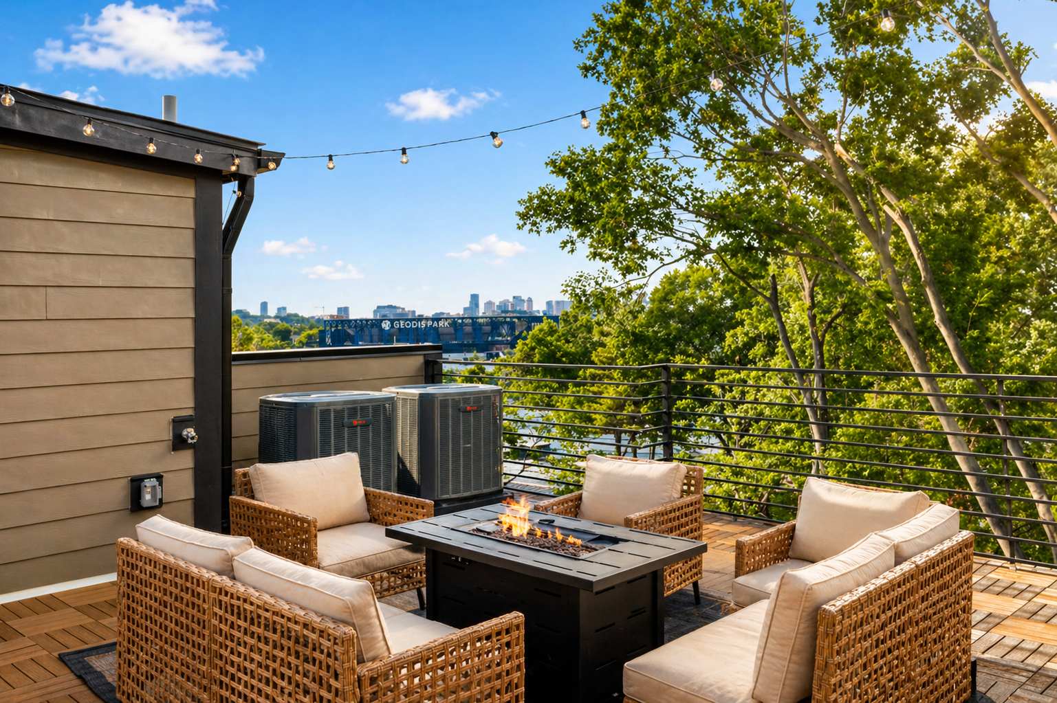 Exclusive townhome ft. rooftop lounge with views! - Picture 48