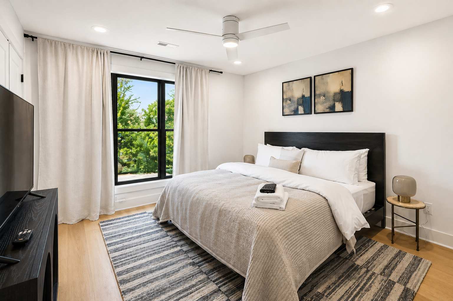 Exclusive townhome ft. rooftop lounge with hot tub