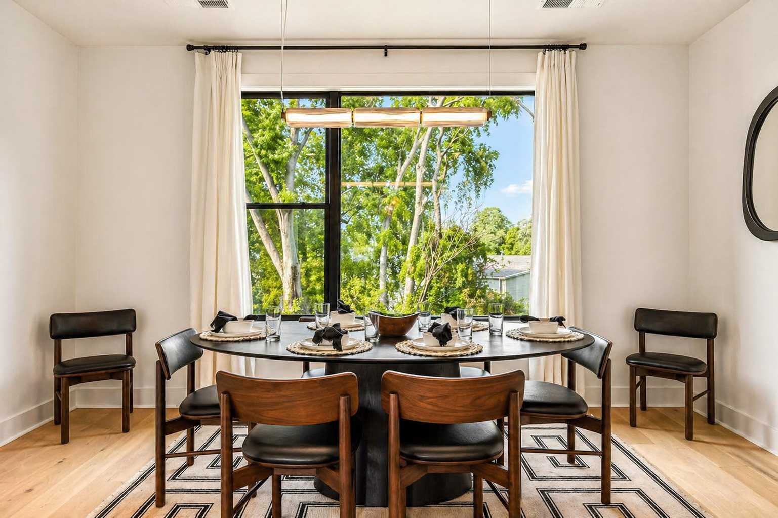 Exclusive townhome ft. rooftop lounge with hot tub