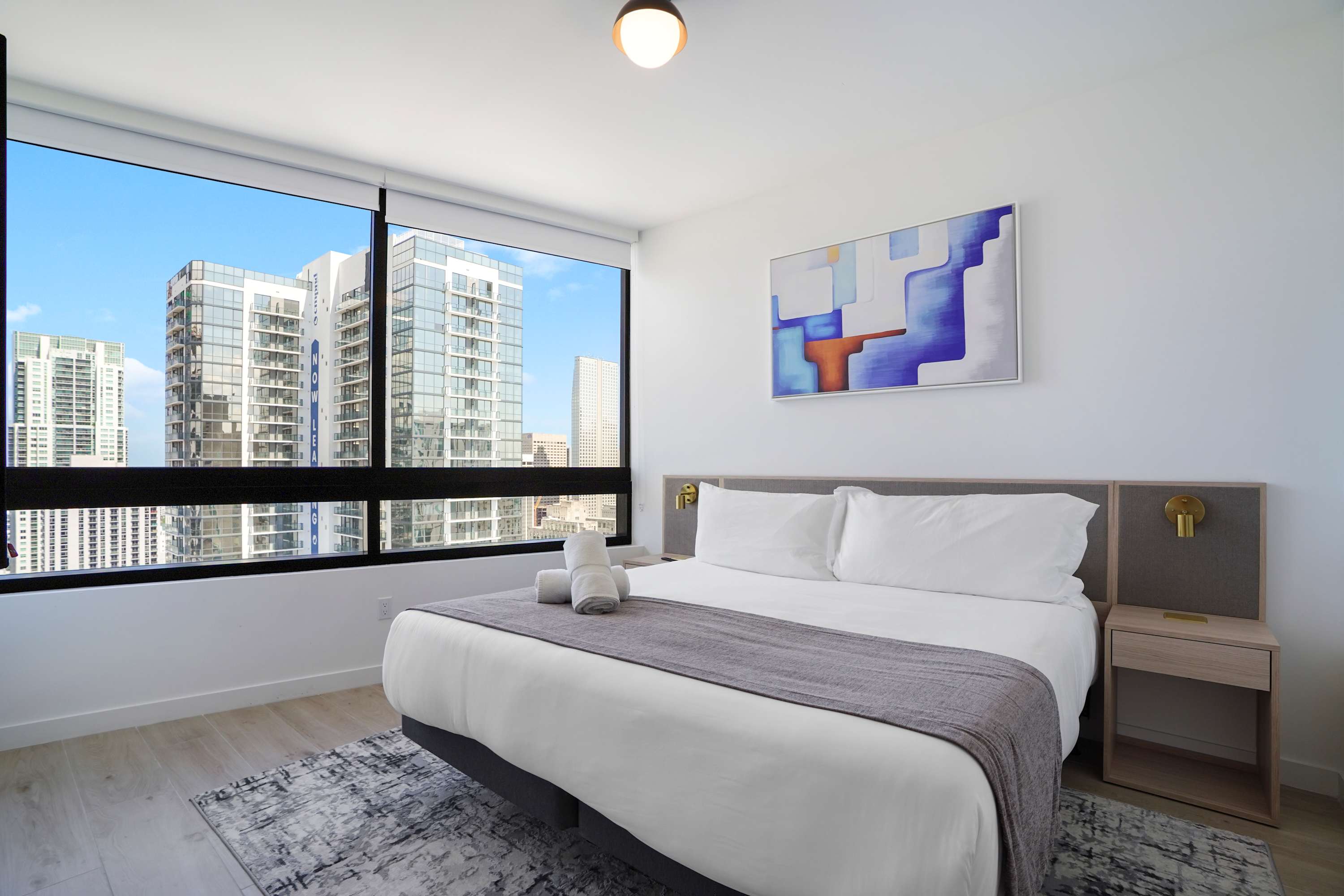 Luxury Miami Condo: Rooftop Pool & City Views