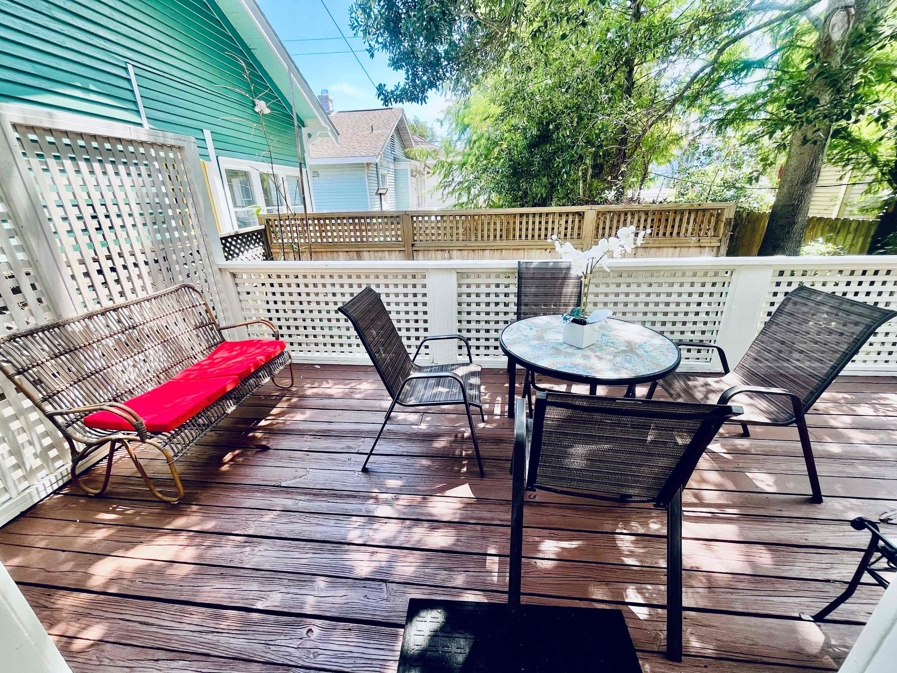Escape to Galveston’s Verdant Red Door Retreat