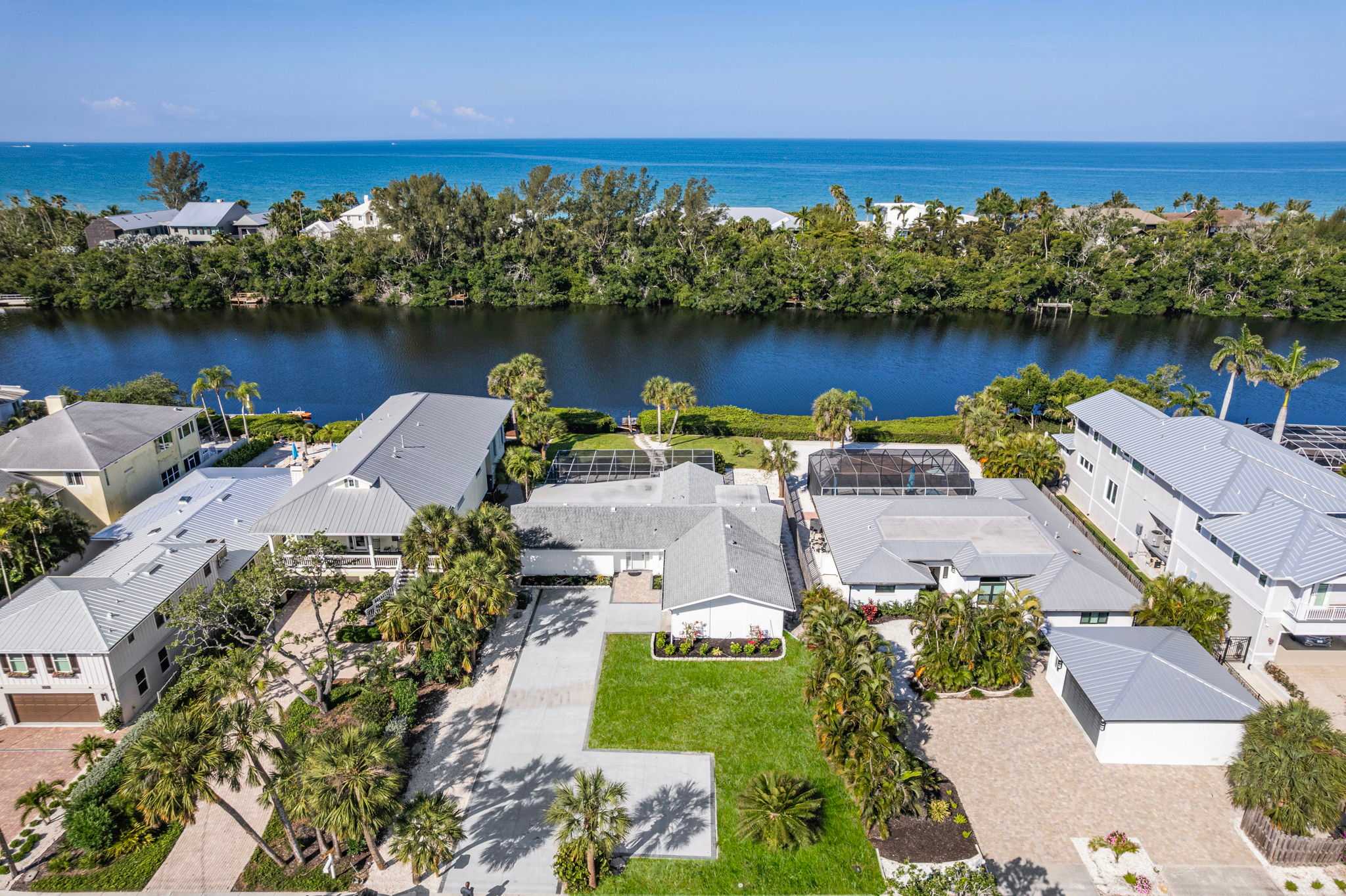 4BR Getaway Near Beach & Village  Sleeps 10 - Foto 38