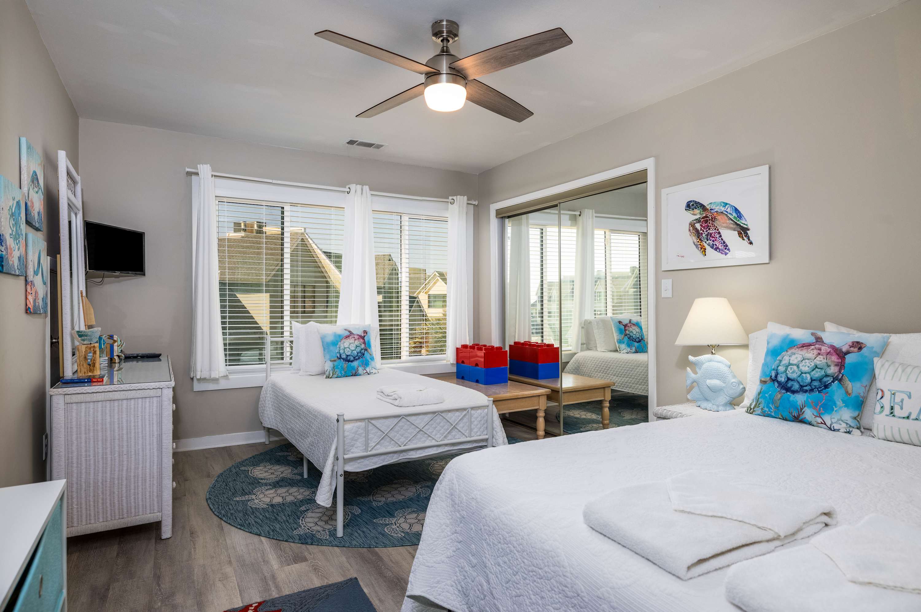 Guest bedroom with en suite full bathroom