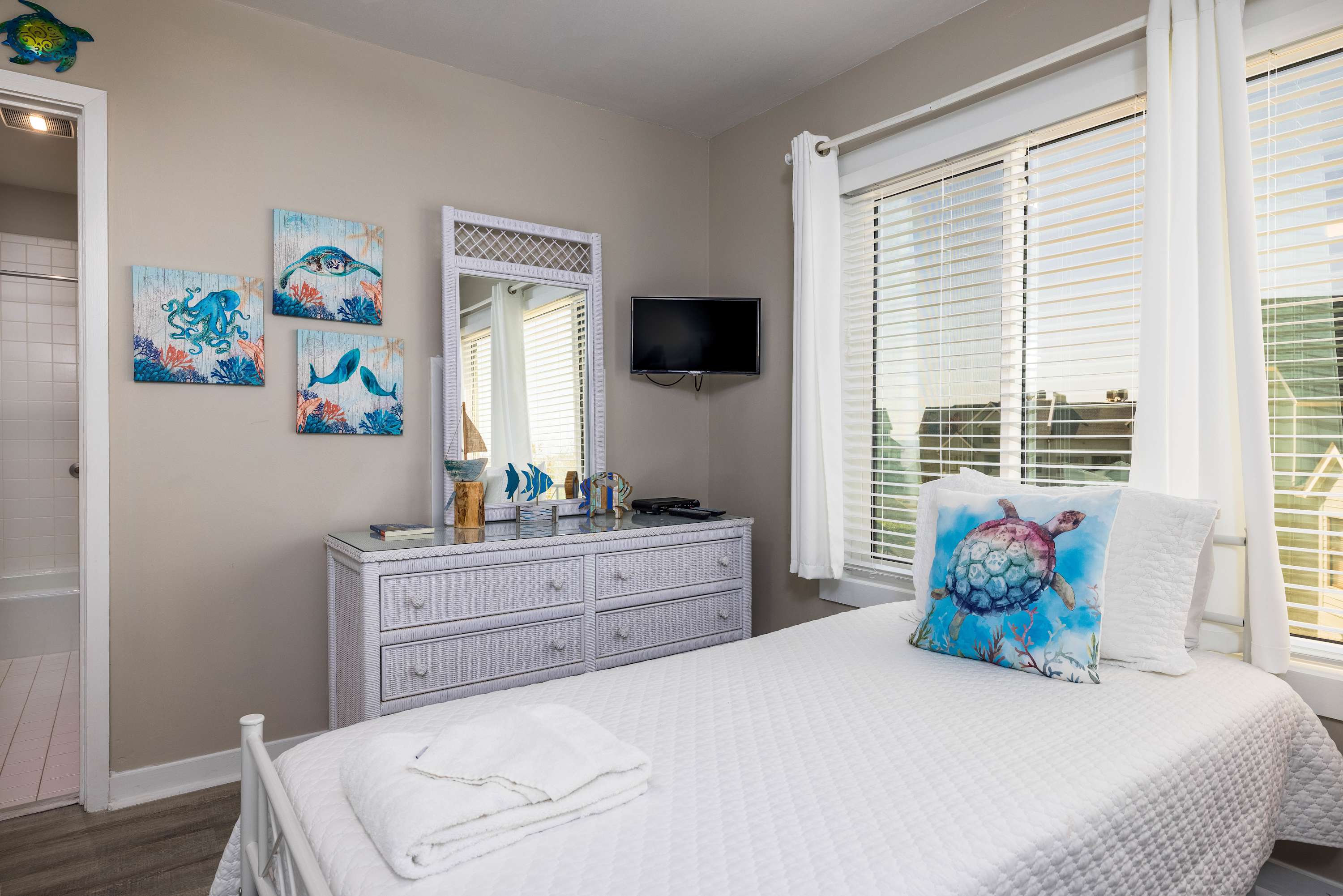 Guest bedroom with en suite full bathroom