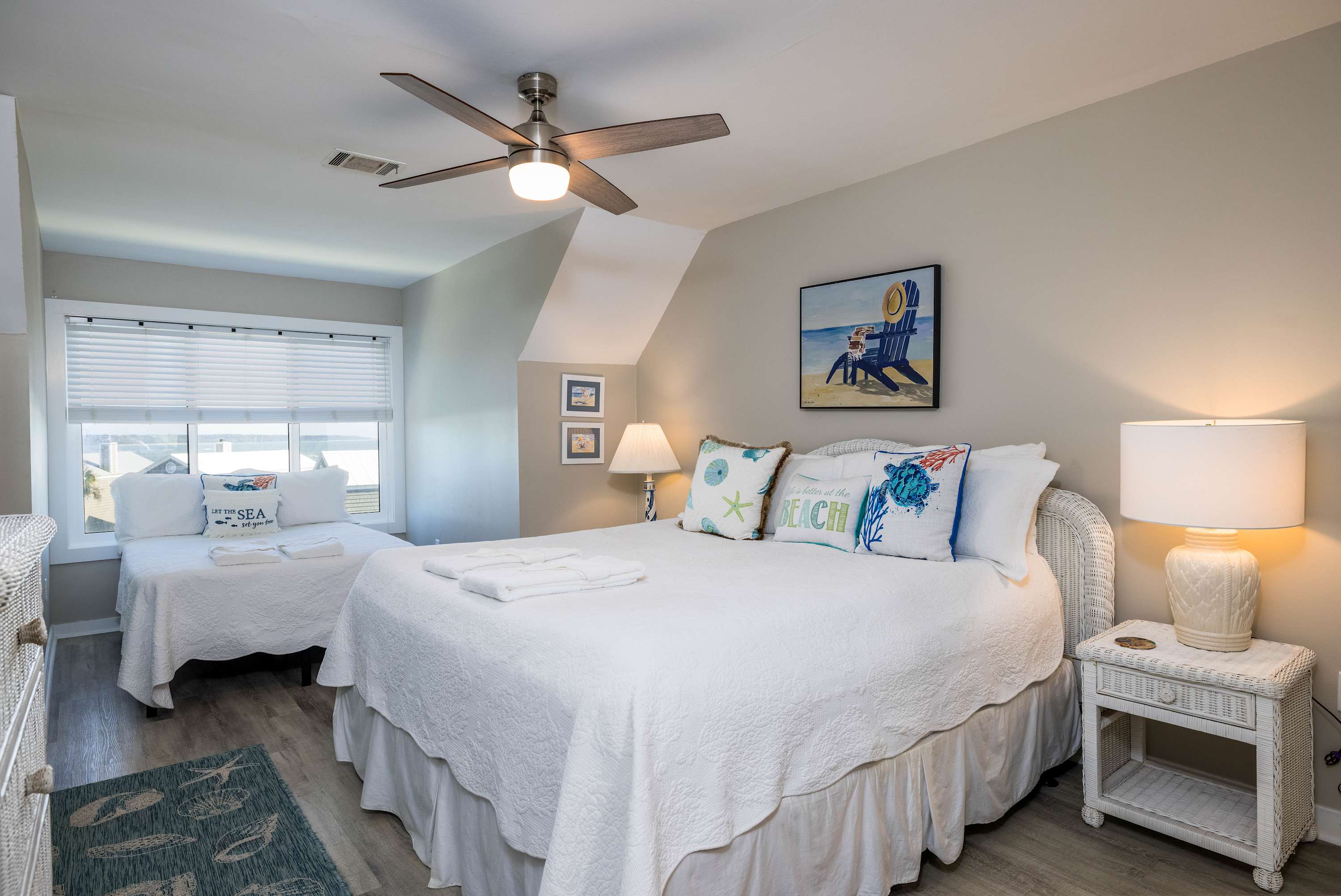 Guest bedroom with en suite full bathroom