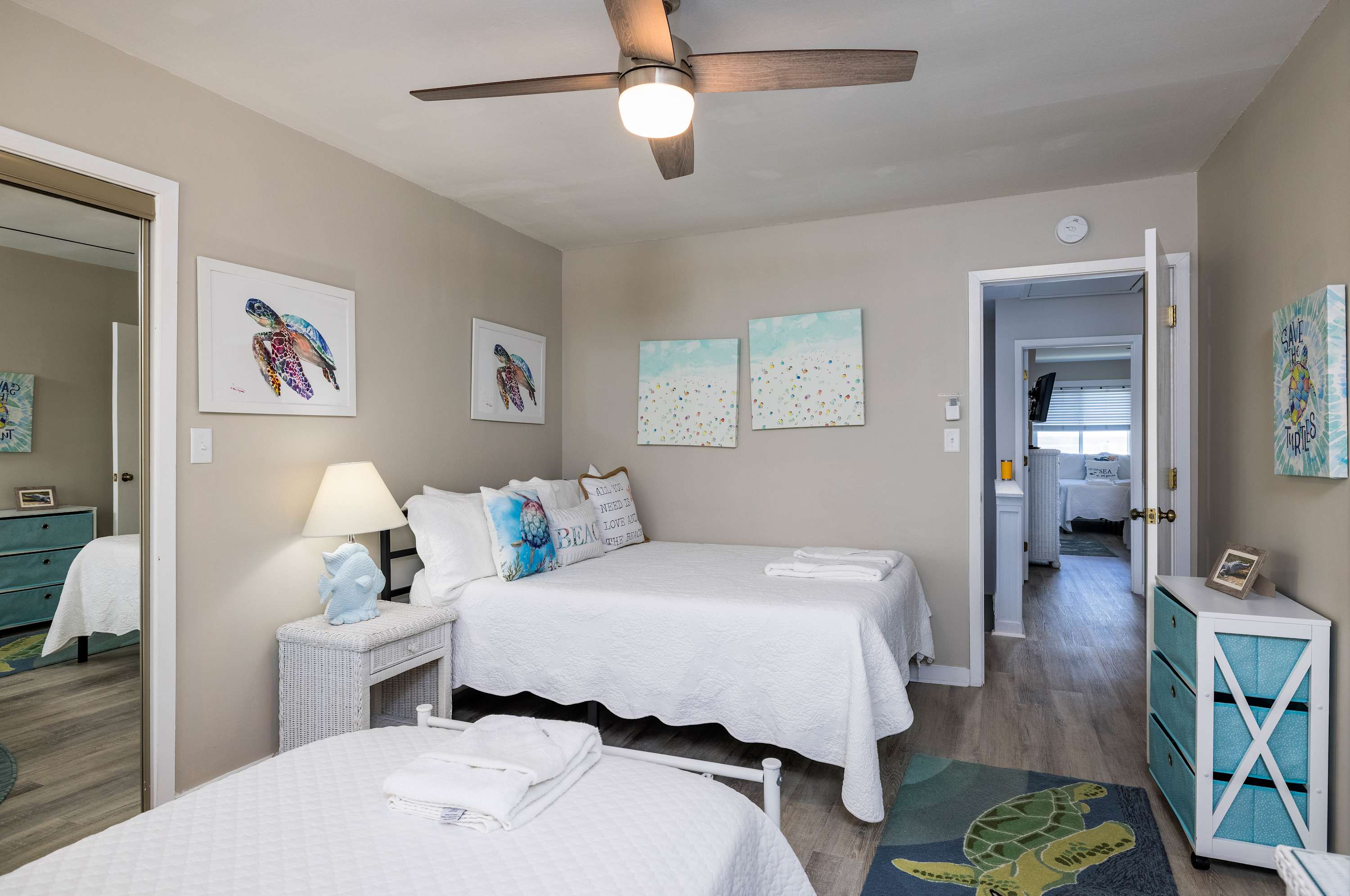 Guest bedroom with en suite full bathroom