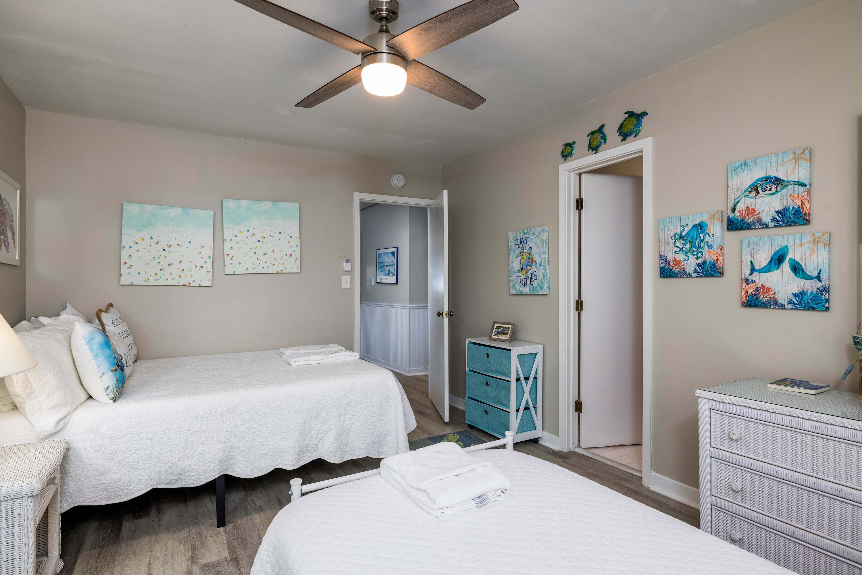 Guest bedroom with en suite full bathroom