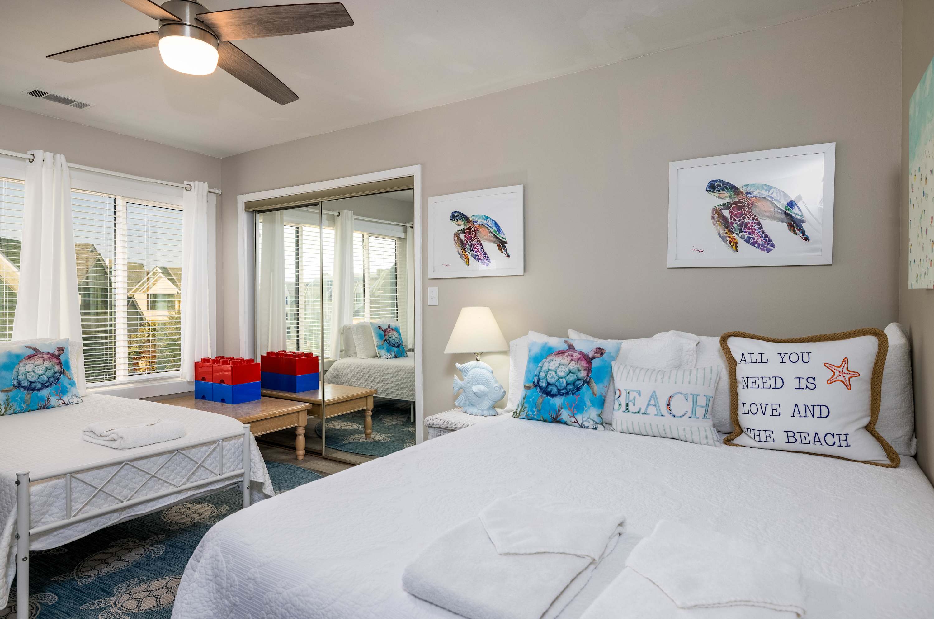 Guest bedroom with en suite full bathroom