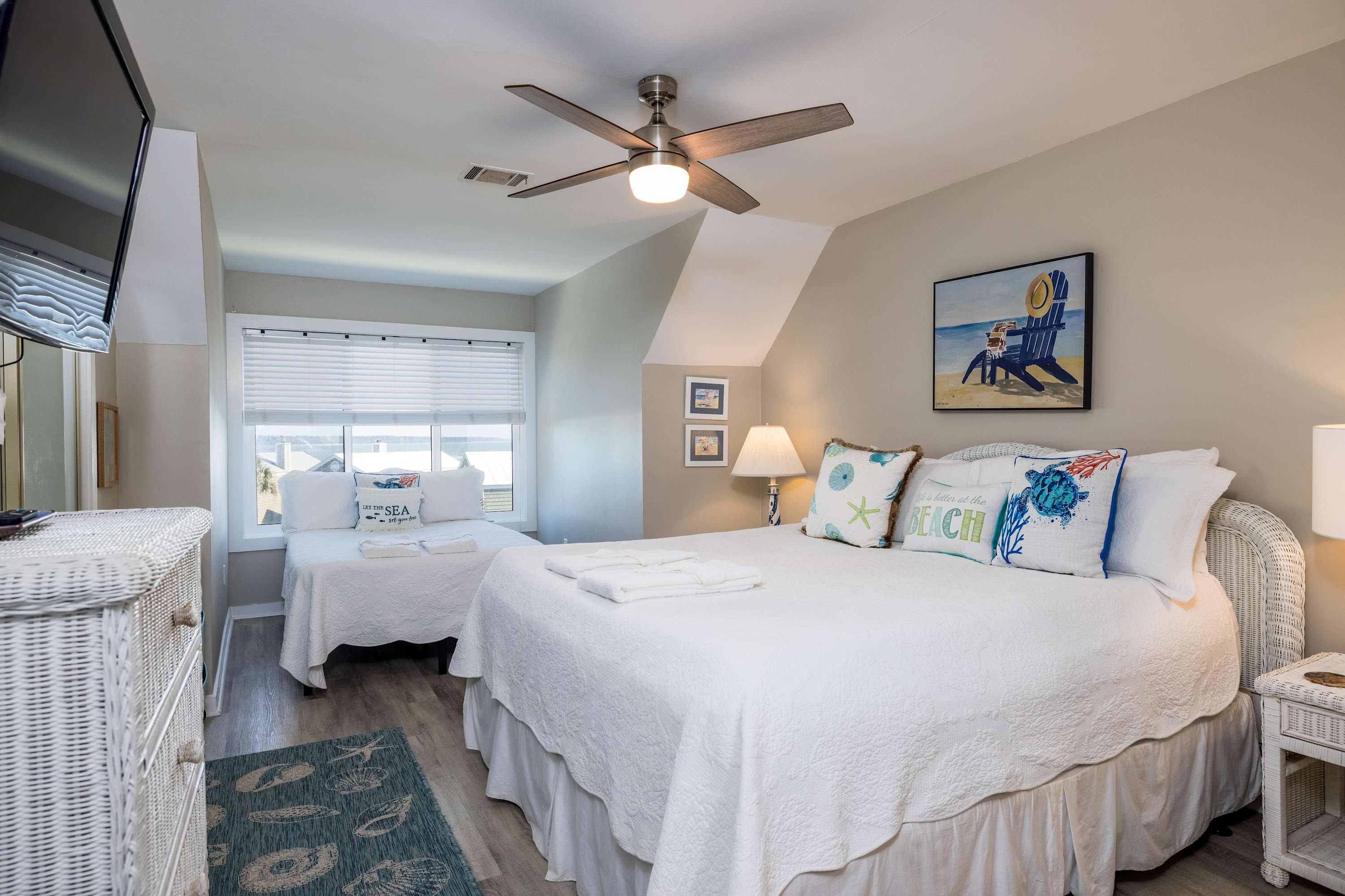 Guest bedroom with en suite bathroom