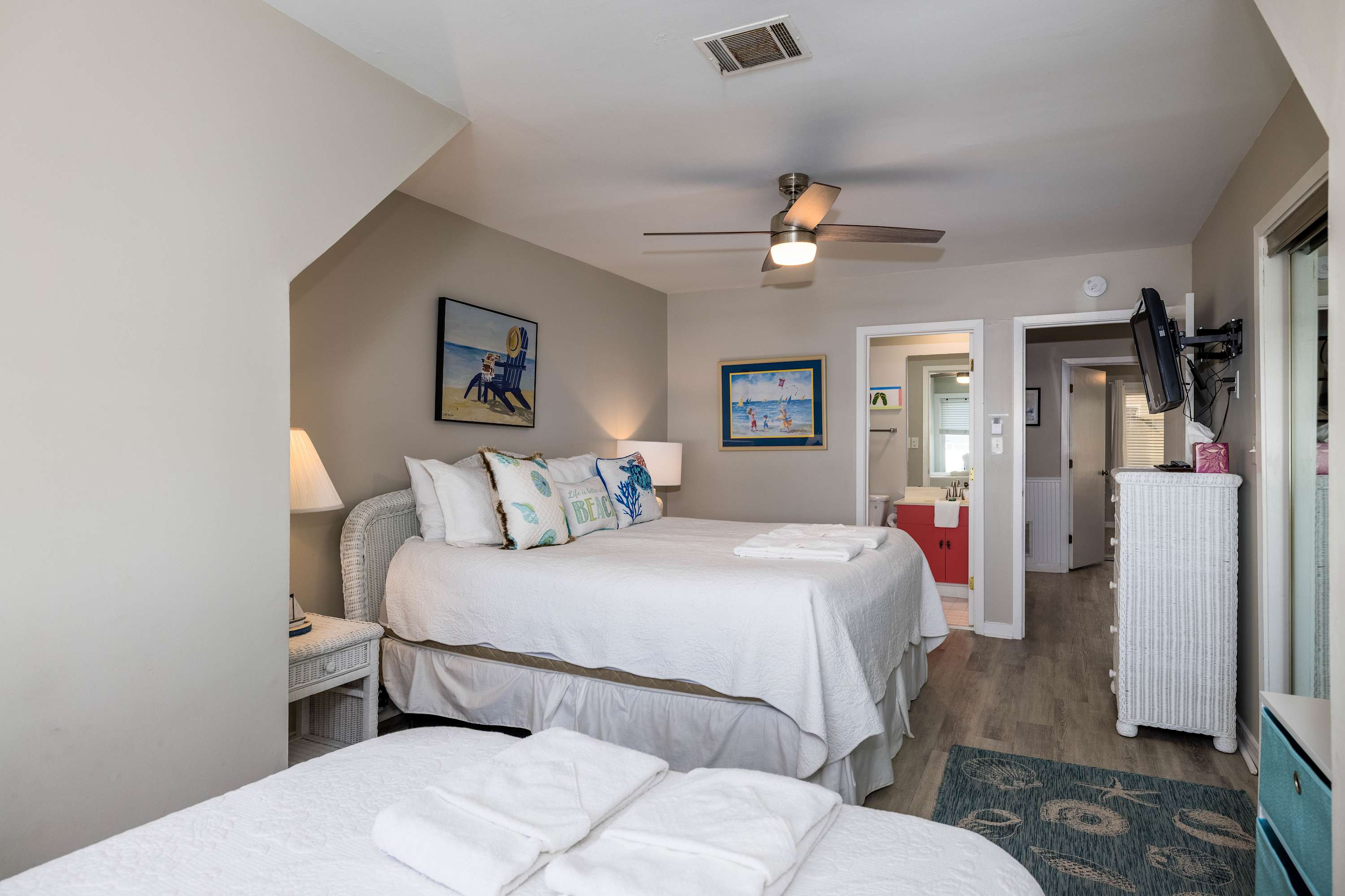 Guest bedroom with en suite bathroom