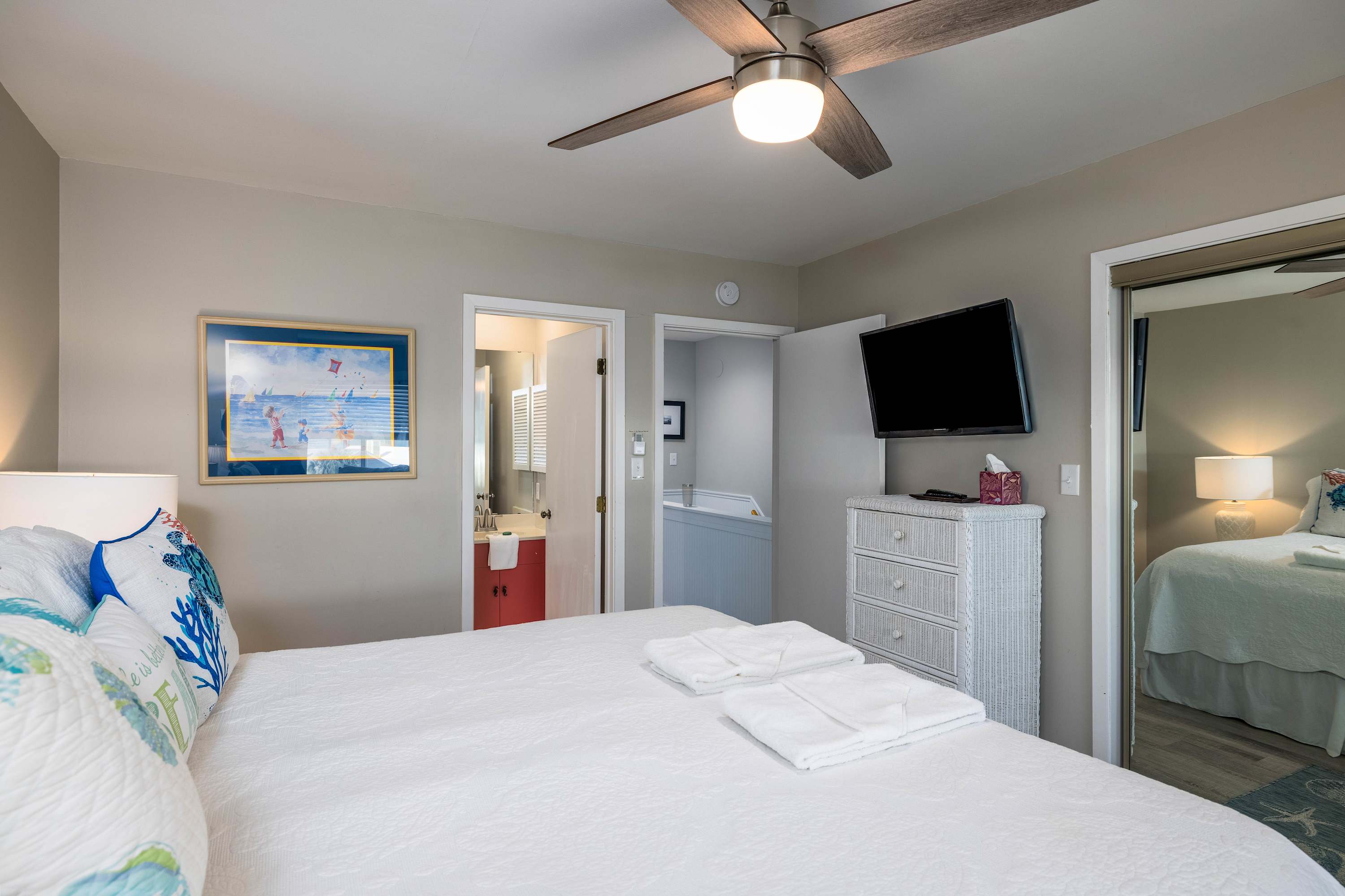 Guest bedroom with en suite bathroom