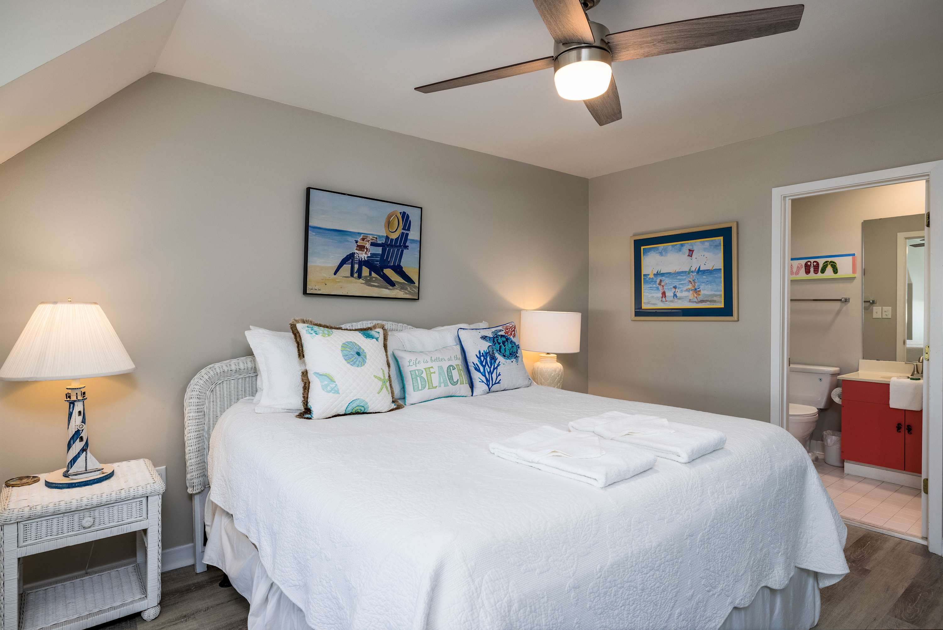 Guest bedroom with en suite bathroom