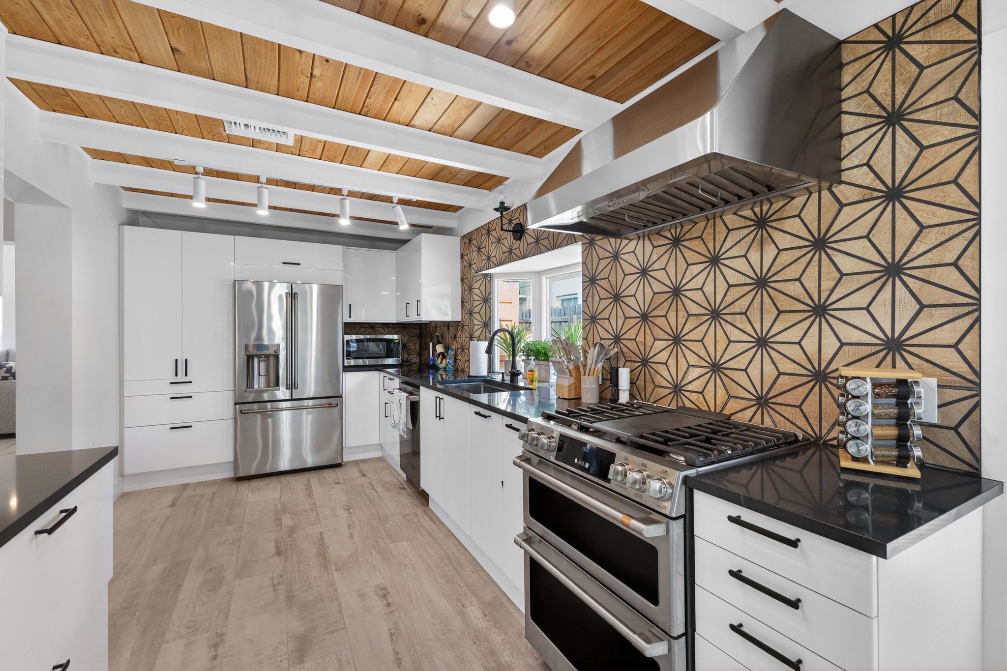 Coastal Chic 3BR, Pool, Hot Tub Near Siesta Beach