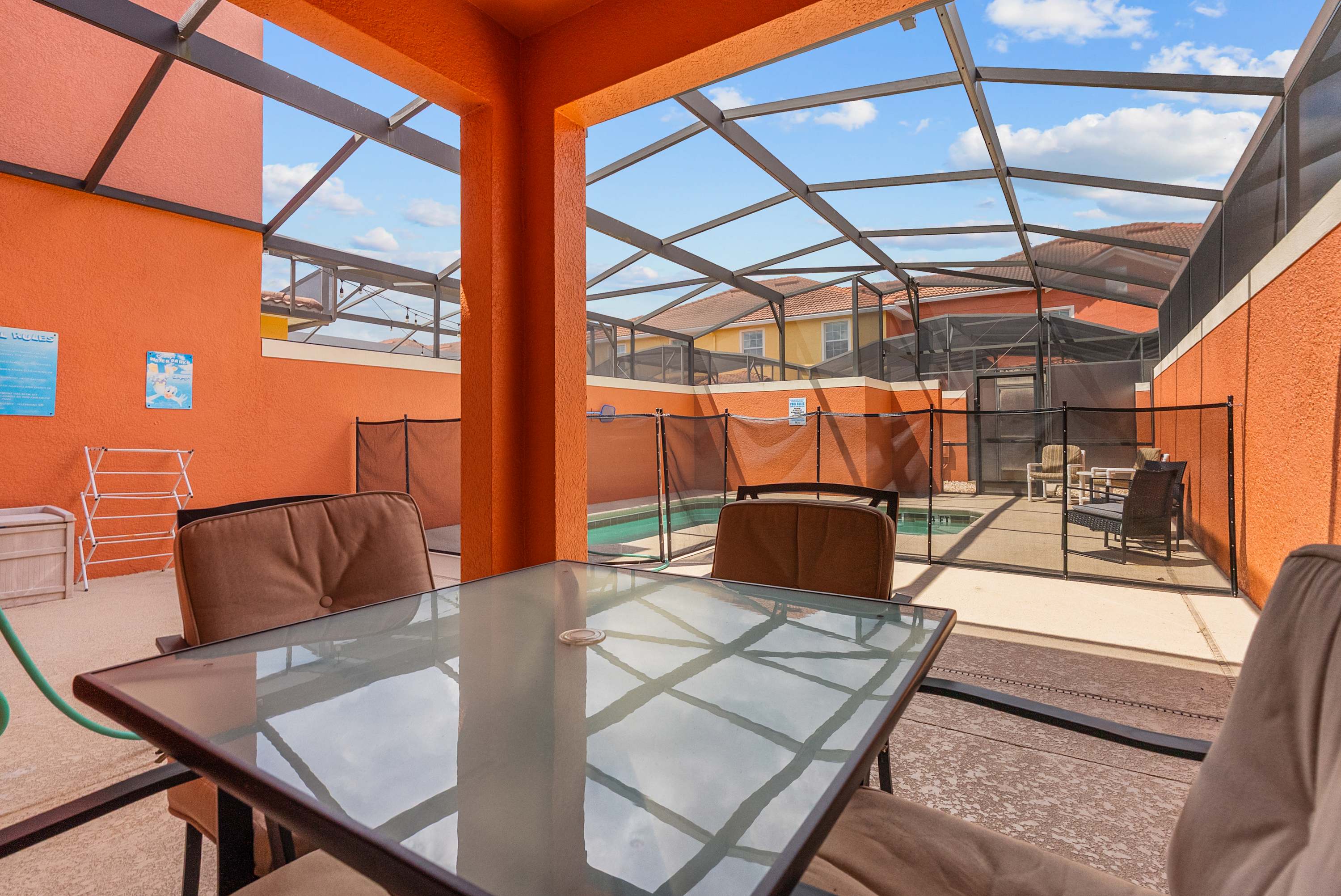 4BR family home - private pool & Toy Story room
