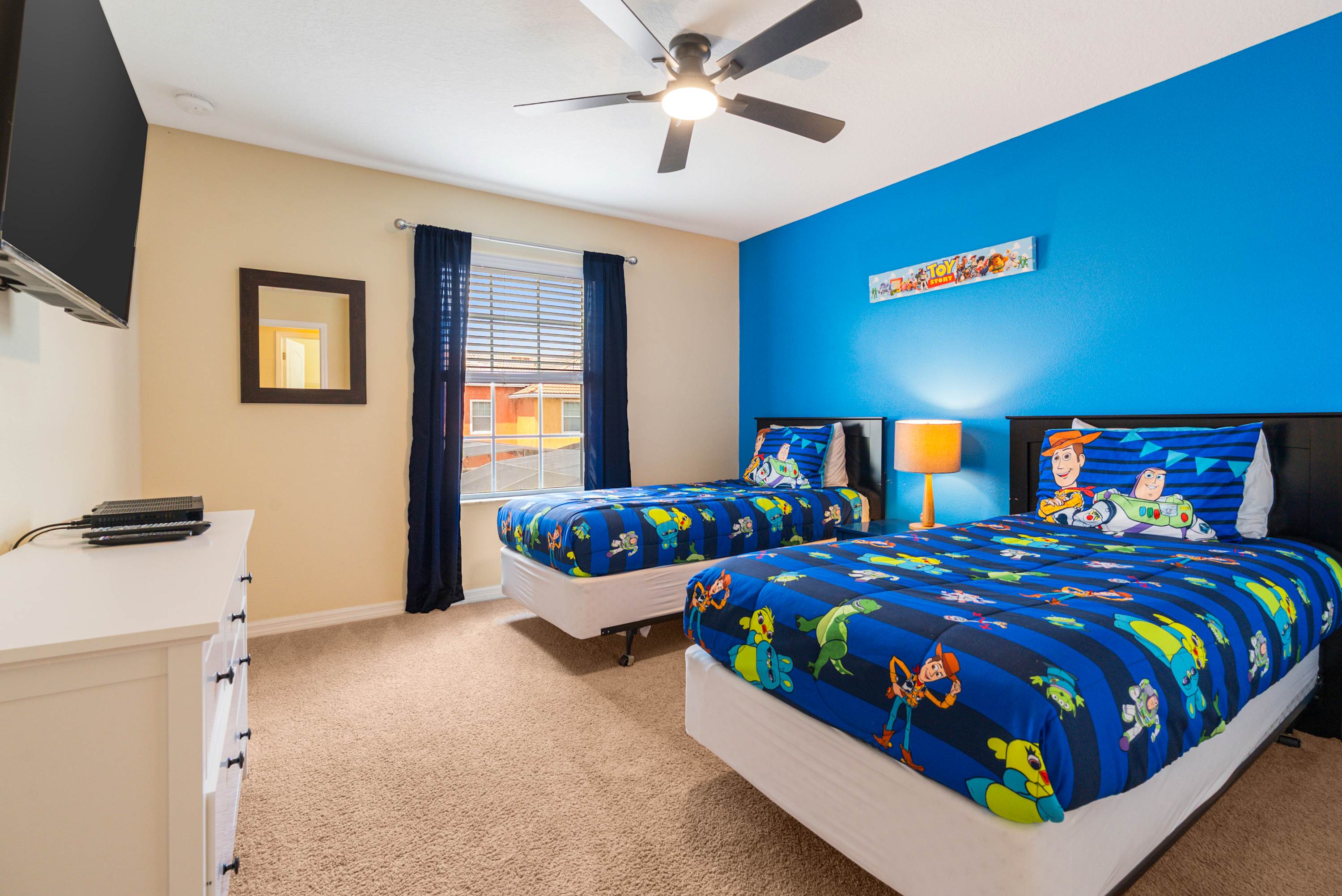 4BR family home - private pool & Toy Story room