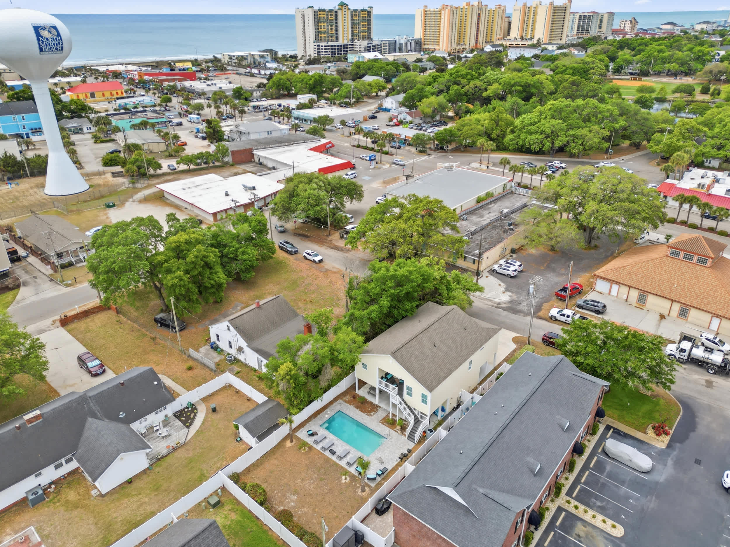 Hibiscus Hideaway Walk to Beach and Main Street