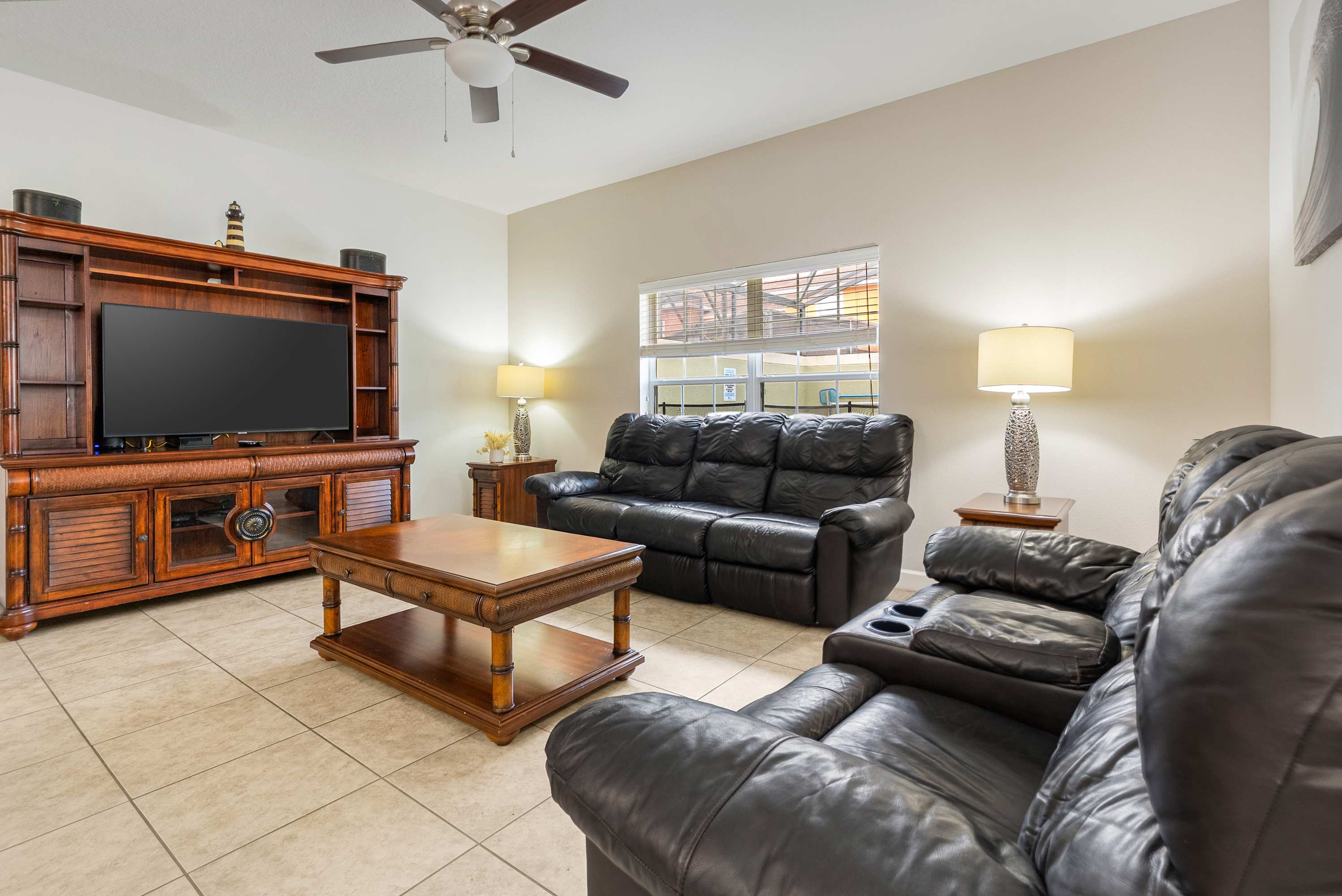 Paradise Palms: themed rooms & resort access