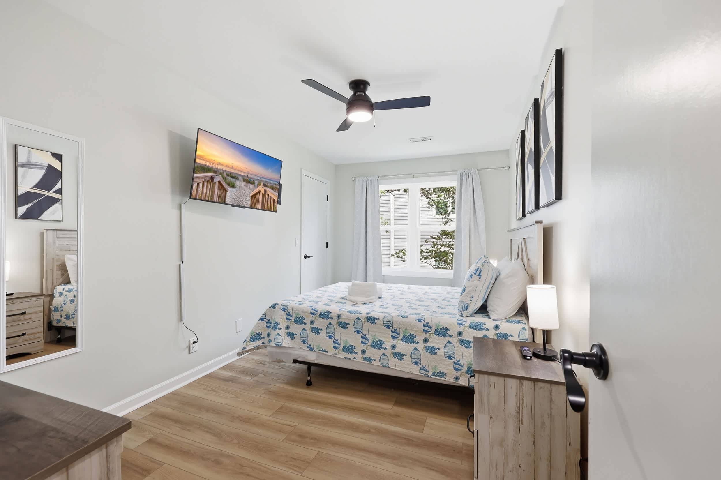 Seabreeze Retreat Modern Home Walk to Beach